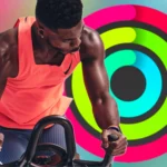 Huấn luyện viên Apple Fitness+ tập luyện với vòng Hoạt động trên nền màu sắc rực rỡ