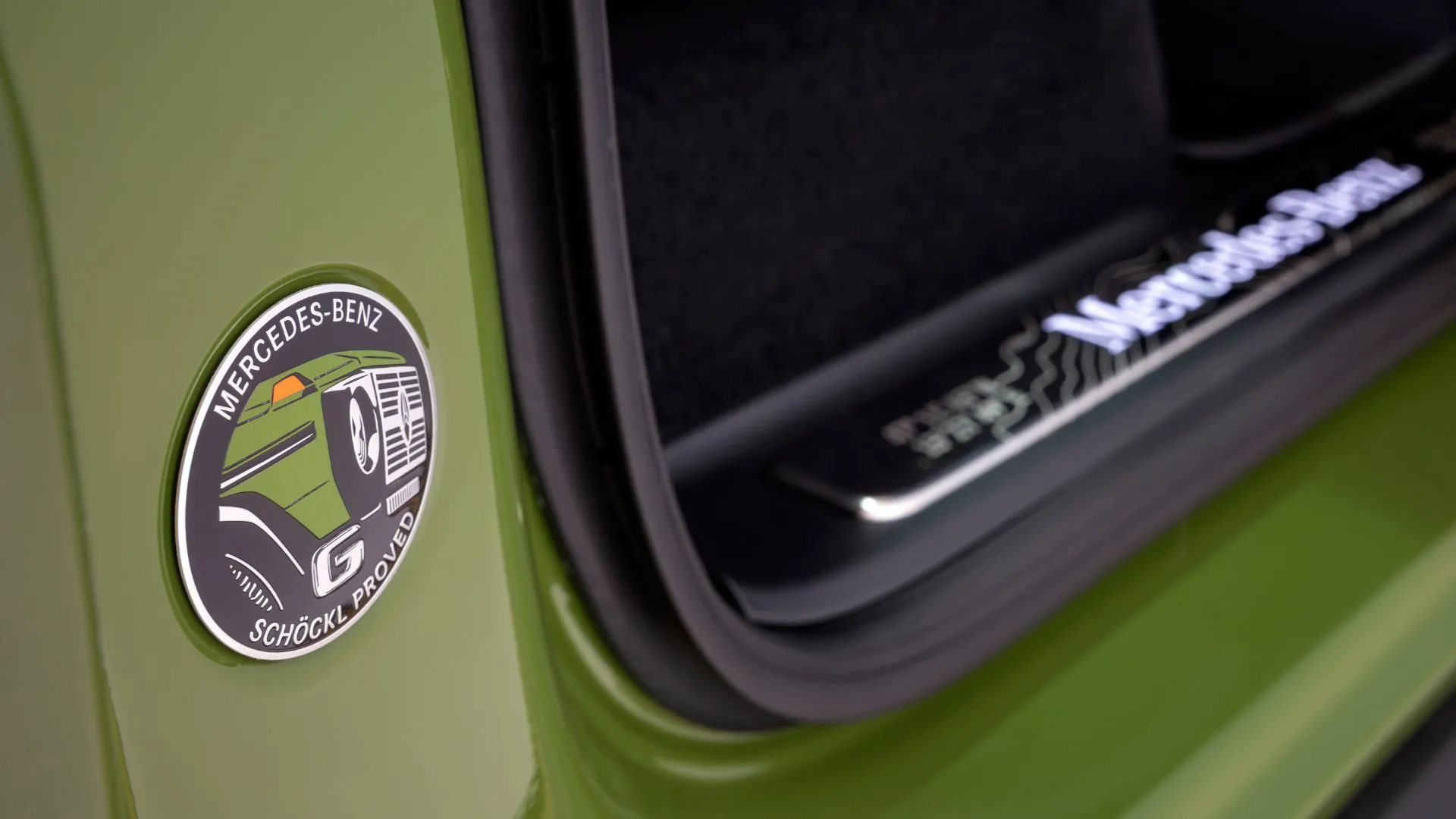 Huy hiệu Schöckl Proved phong cách cổ điển trên trụ cửa của G-Class Edition Stronger Than The 1980s.