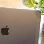 Incase Edge Hardshell Case được gắn trên MacBook Pro 14 inch, cho thấy thiết kế trong suốt và độ mỏng.