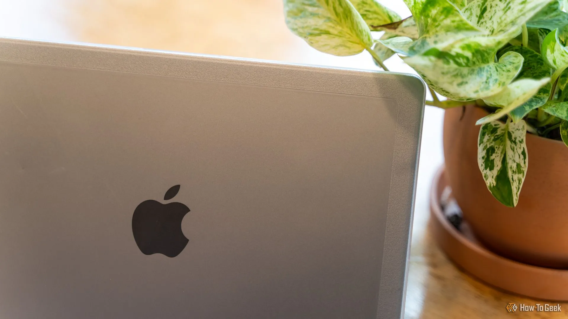 Incase Edge Hardshell Case được gắn trên MacBook Pro 14 inch, cho thấy thiết kế trong suốt và độ mỏng.