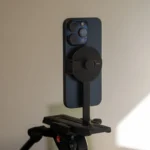 iPhone 15 Pro gắn dọc trên chân máy tripod MagSafe Moment, thể hiện khả năng xoay linh hoạt