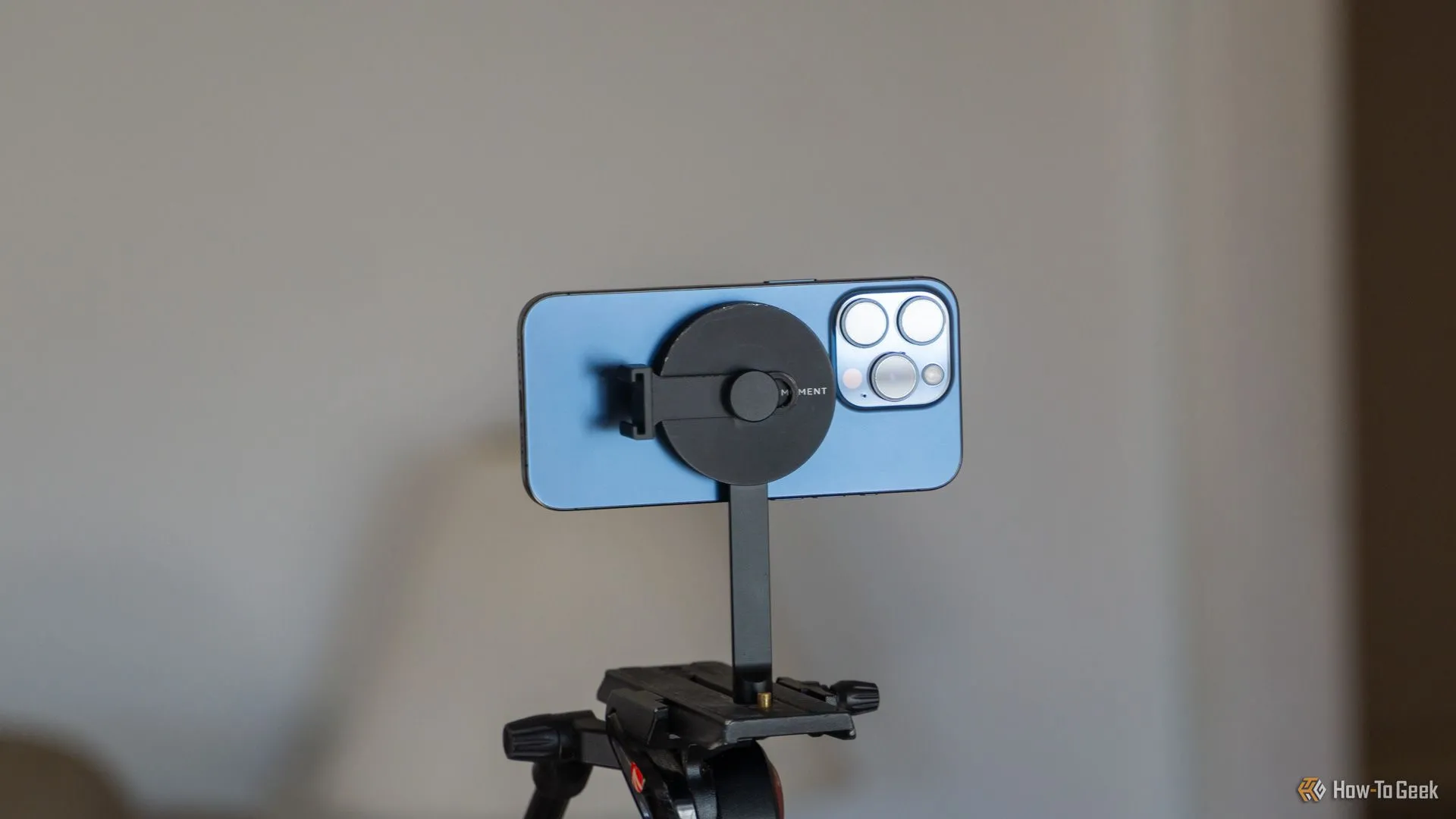 iPhone 15 Pro gắn ngang trên chân máy tripod MagSafe Moment, tối ưu cho ảnh nhóm và du lịch