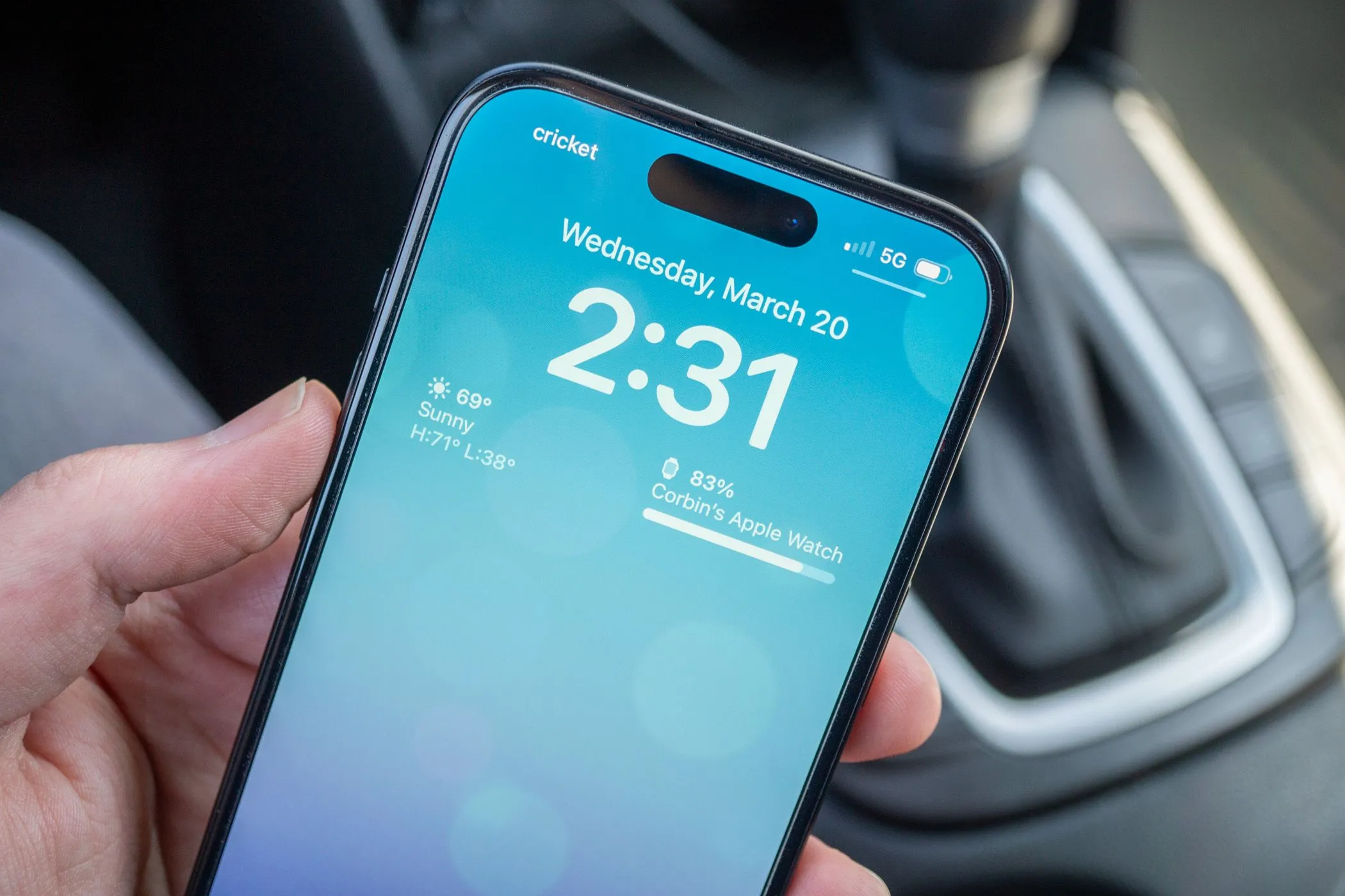 iPhone 15 trong ô tô với tín hiệu di động yếu