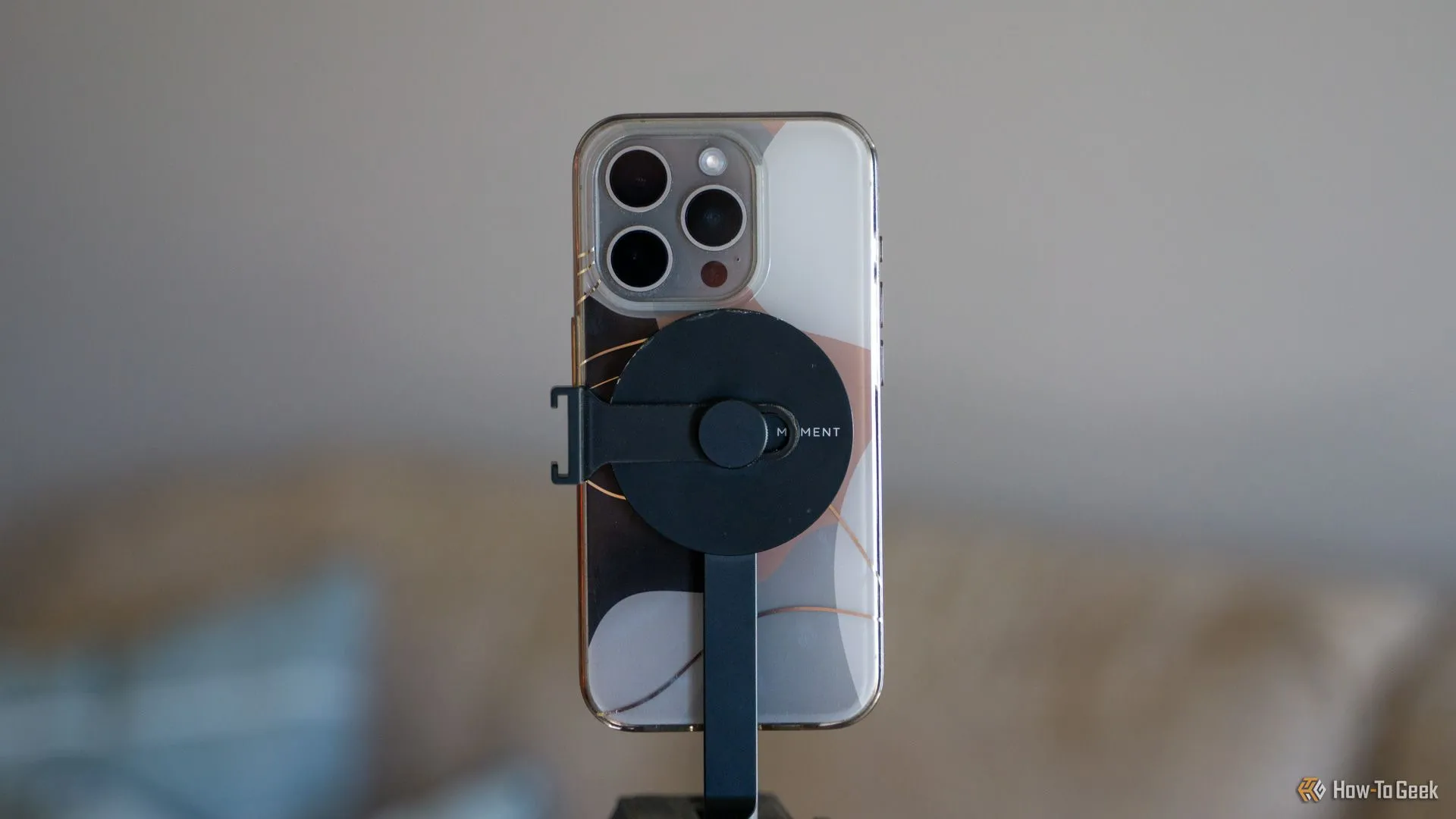 iPhone gắn trên chân máy tripod MagSafe Moment khi đang dùng ốp lưng MagSafe, khẳng định tính tương thích cao