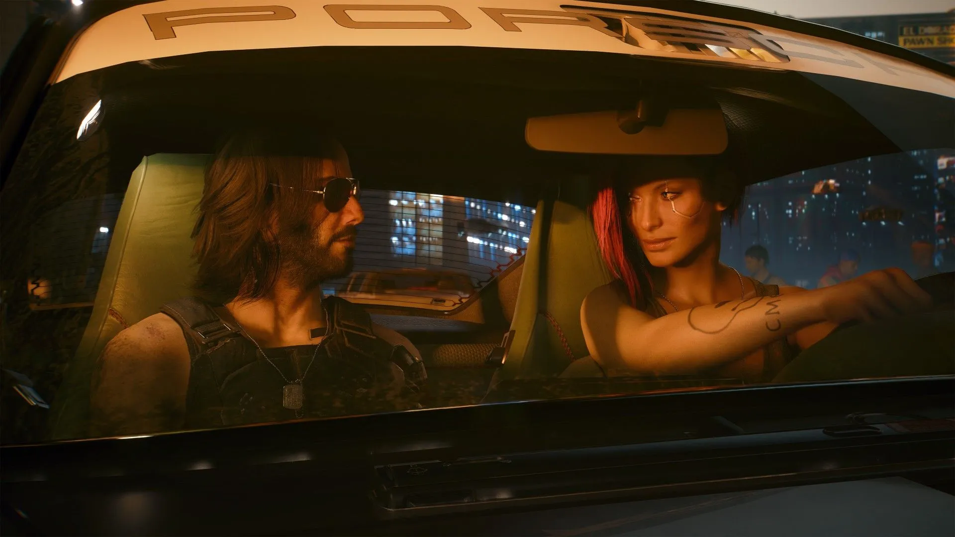 Johnny Silverhand nhìn V trong chiếc xe Porsche tại thành phố Night City trong Cyberpunk 2077