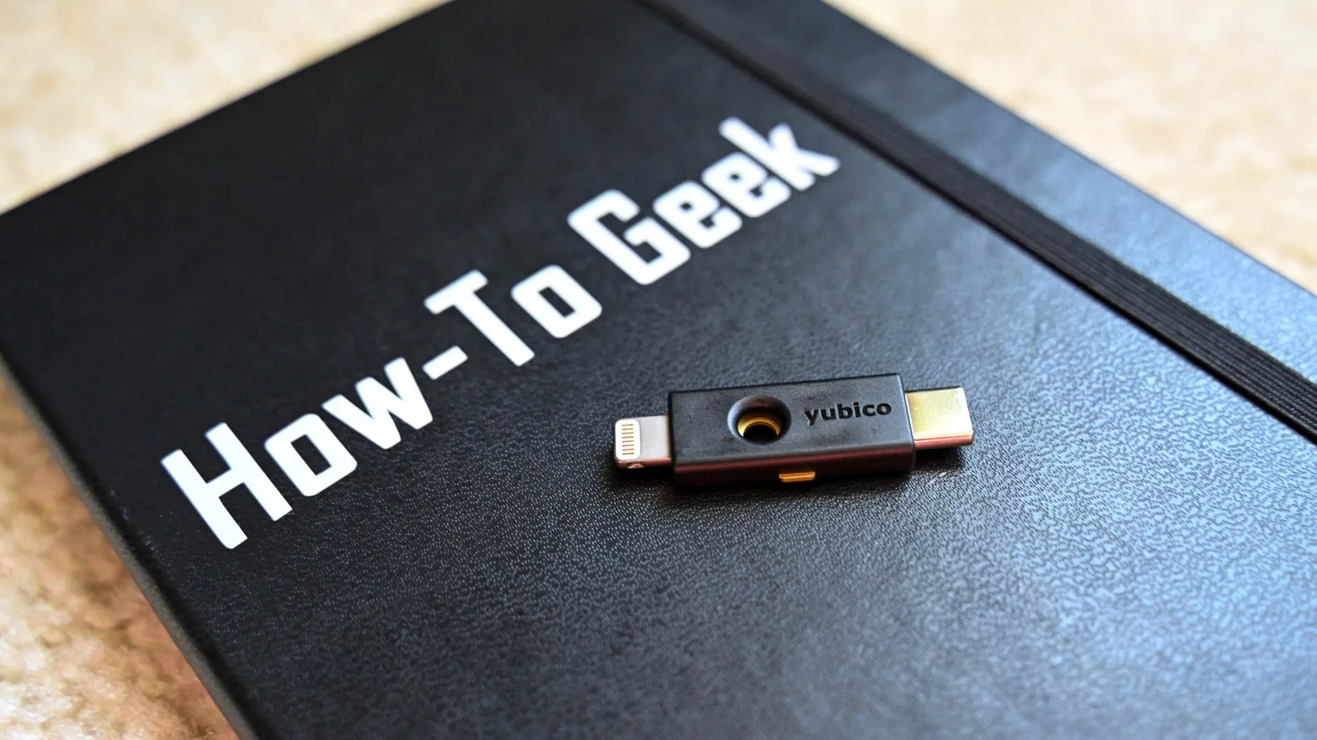 Khóa bảo mật phần cứng Yubico YubiKey 5CI đặt trên cuốn sổ, tượng trưng cho lớp bảo vệ bổ sung cho tài khoản trực tuyến của bạn