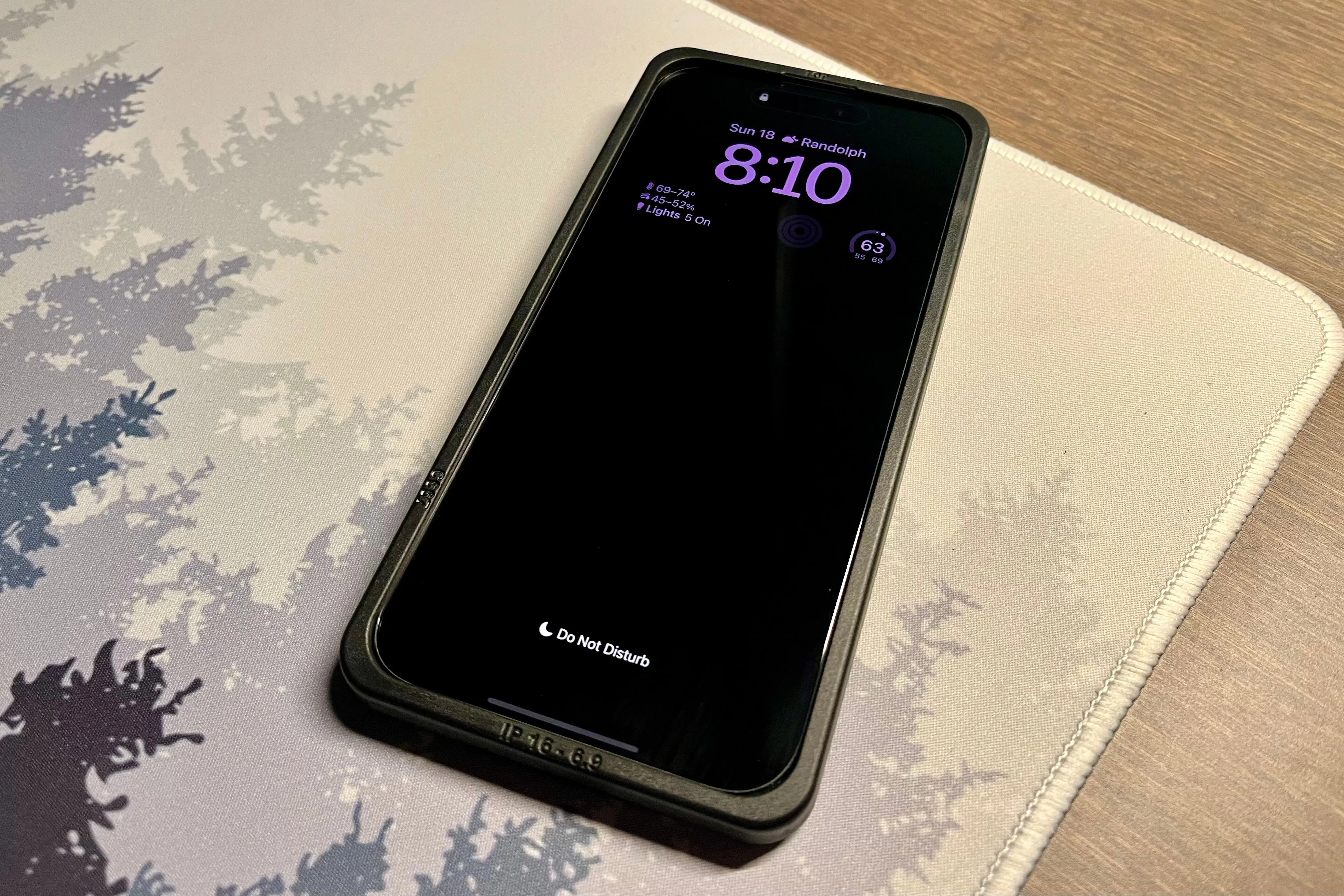 Khung căn chỉnh giúp định vị miếng dán màn hình một cách hoàn hảo trên iPhone.