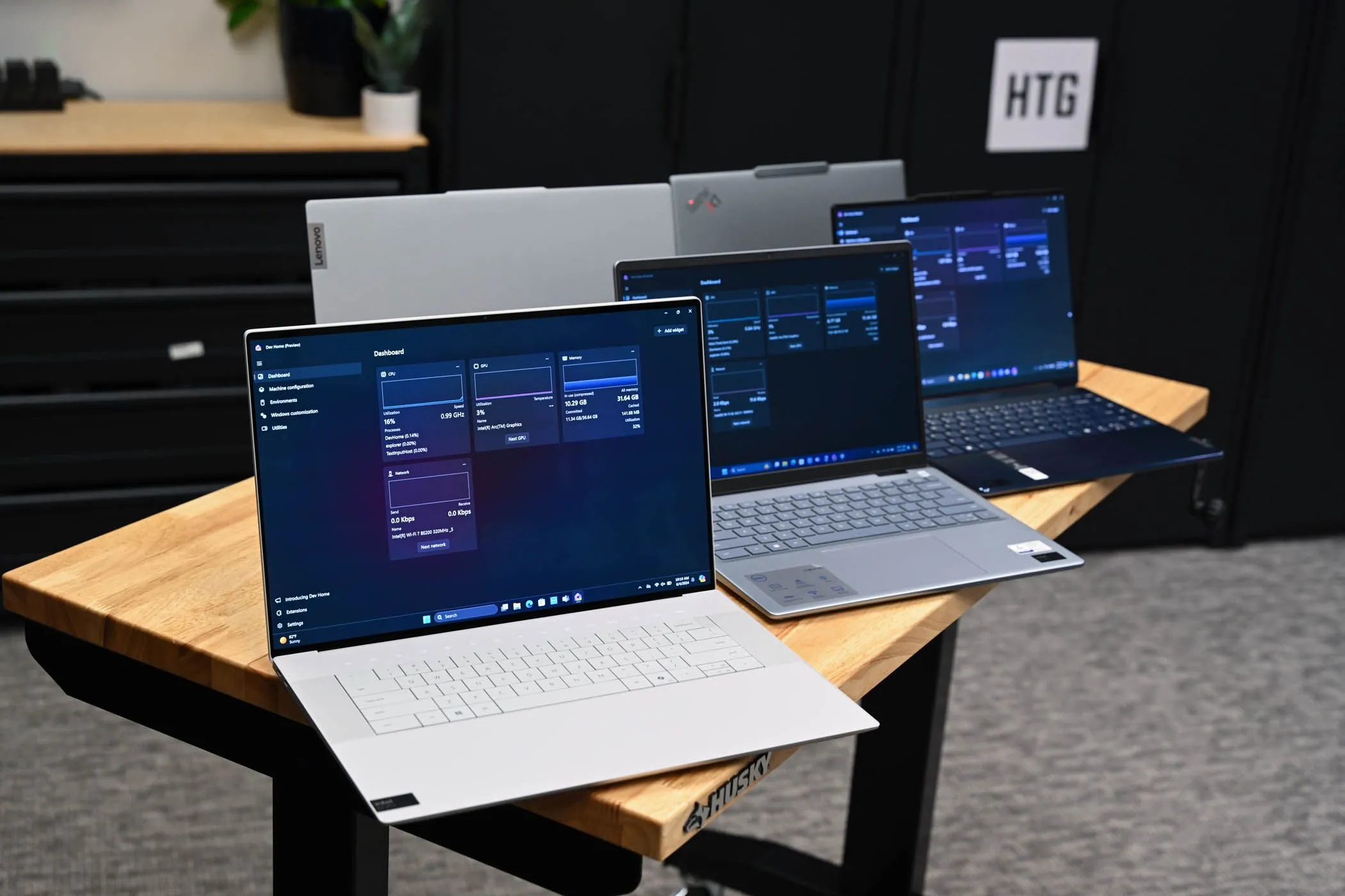 Kiểm tra hiệu năng đồng thời nhiều mẫu laptop, cho thấy sự đa dạng cấu hình trên thị trường.