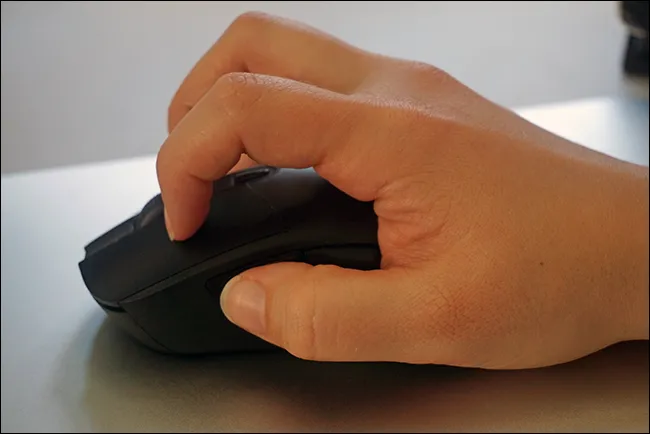 Kiểu cầm chuột Claw Grip, một trong những phong cách cầm giúp điều khiển chuột chính xác trong game FPS.