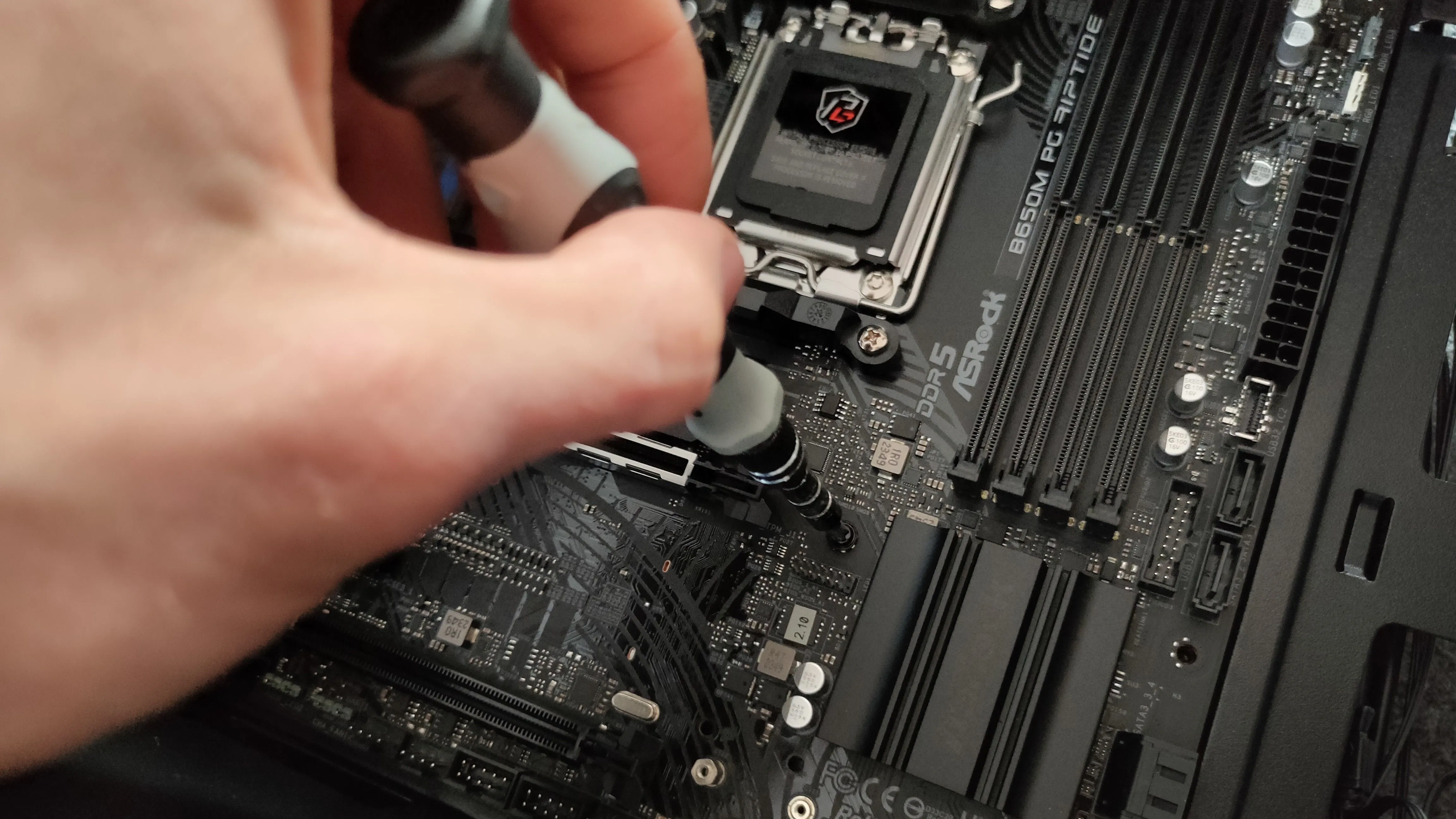 Lắp đặt mainboard vào thùng máy, bước quan trọng khi kiểm tra và thử nghiệm linh kiện máy tính cũ trực tiếp.