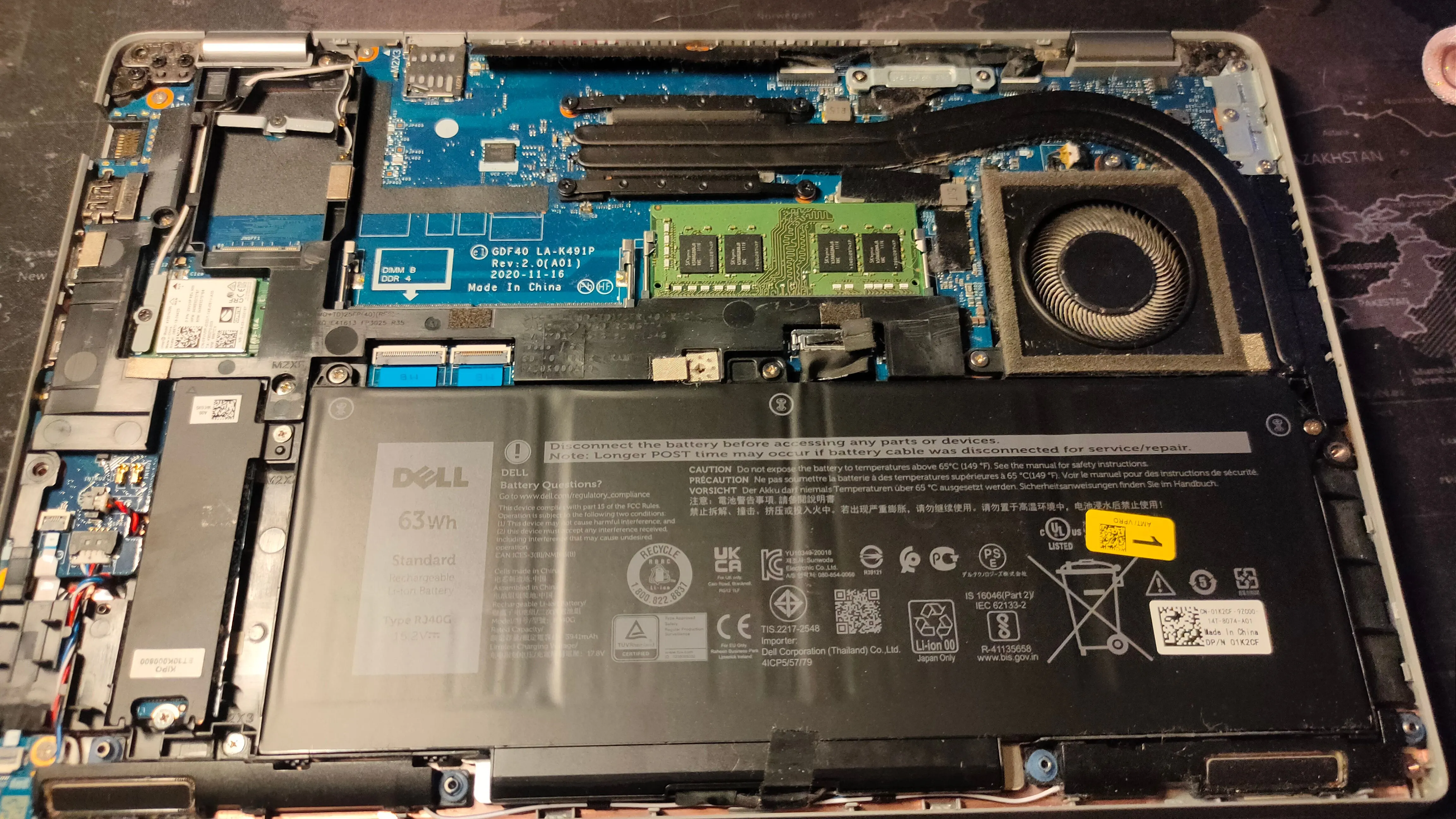 Laptop Dell Latitude 5420 đã mở, cho thấy các linh kiện bên trong dễ dàng nâng cấp