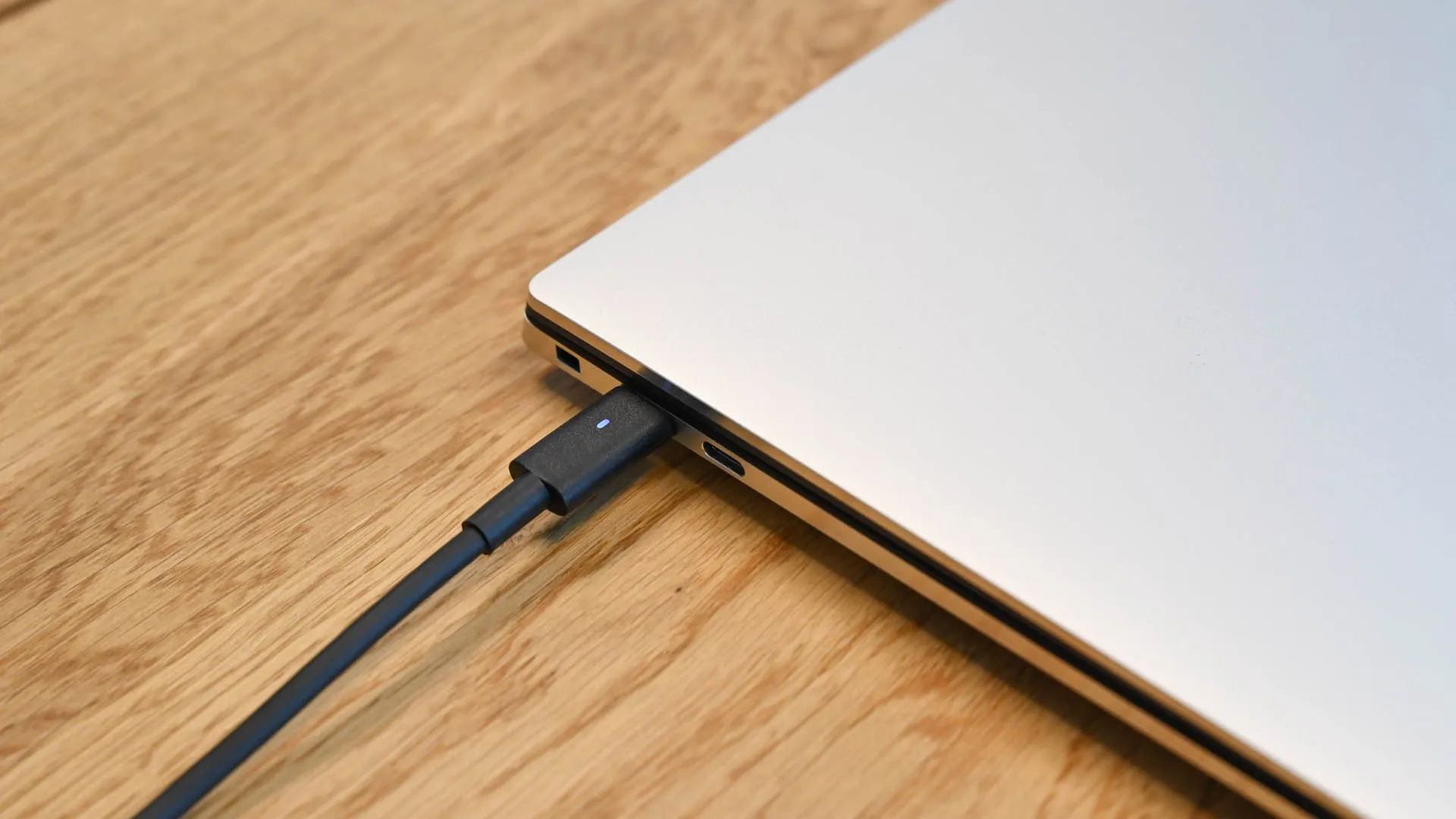Laptop Dell XPS 15 (9530) đang được sạc nhanh qua cổng USB-C