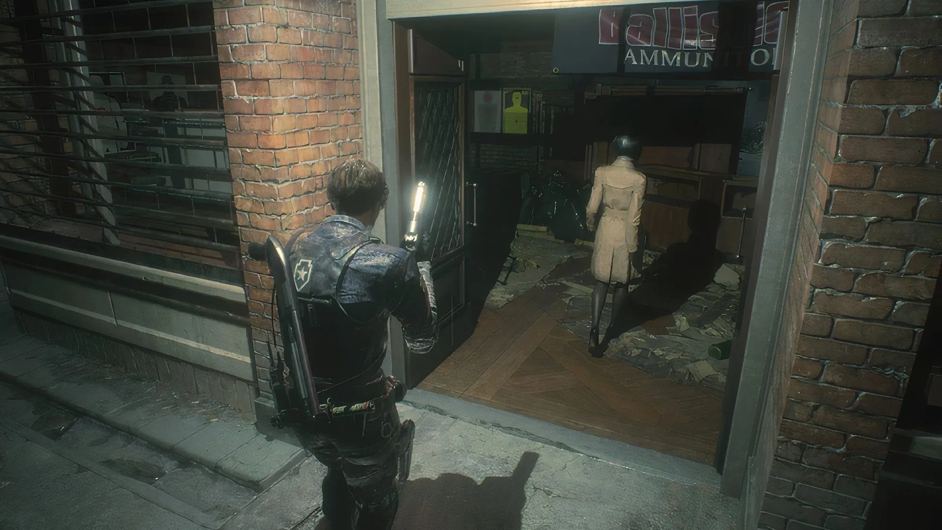 Leon Kennedy và Ada Wong bước vào cửa hàng súng trong Resident Evil 2 (2019)