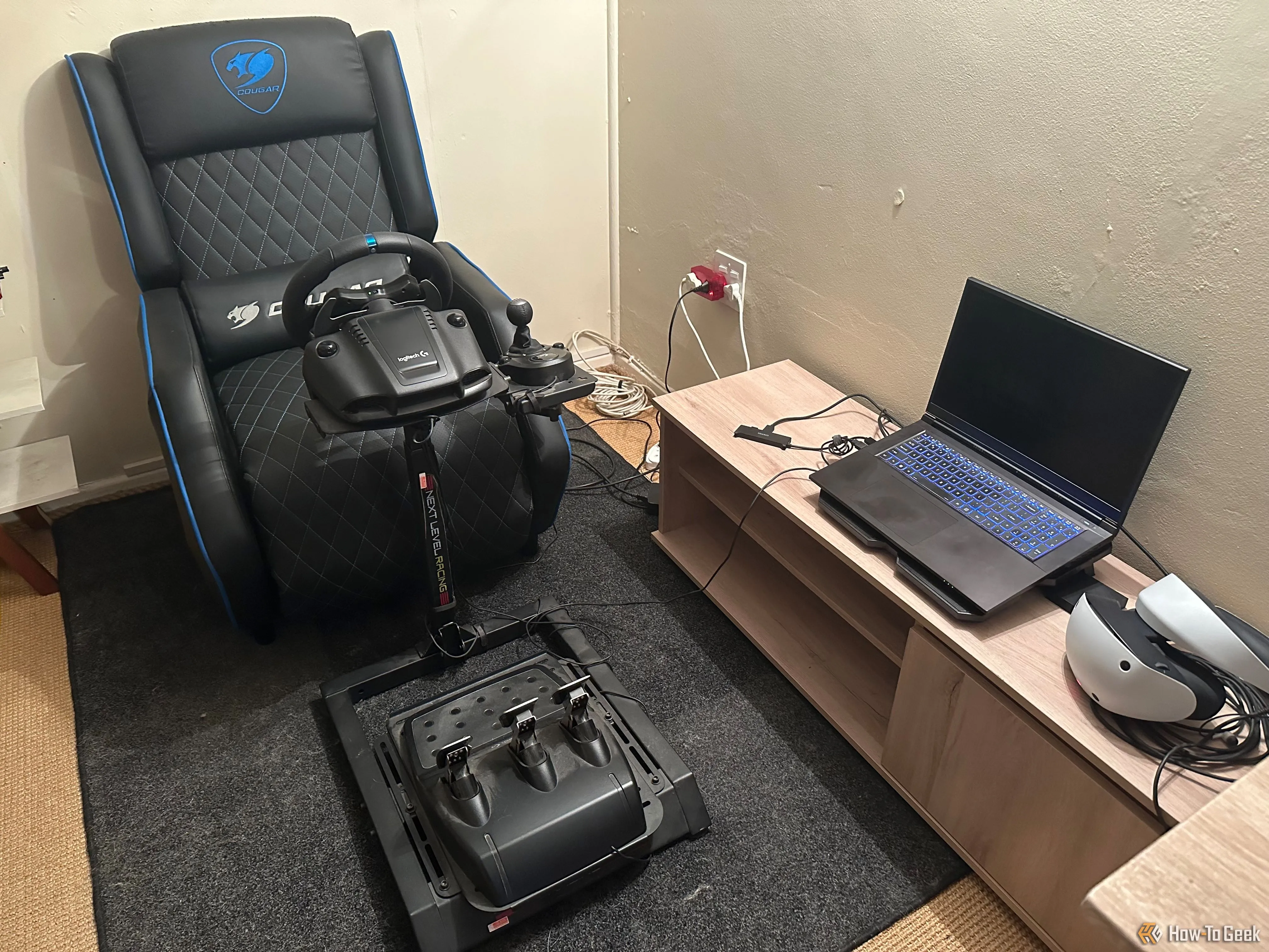 Logitech G29 đặt cạnh laptop và kính thực tế ảo PS VR2, thể hiện setup chơi game PC VR