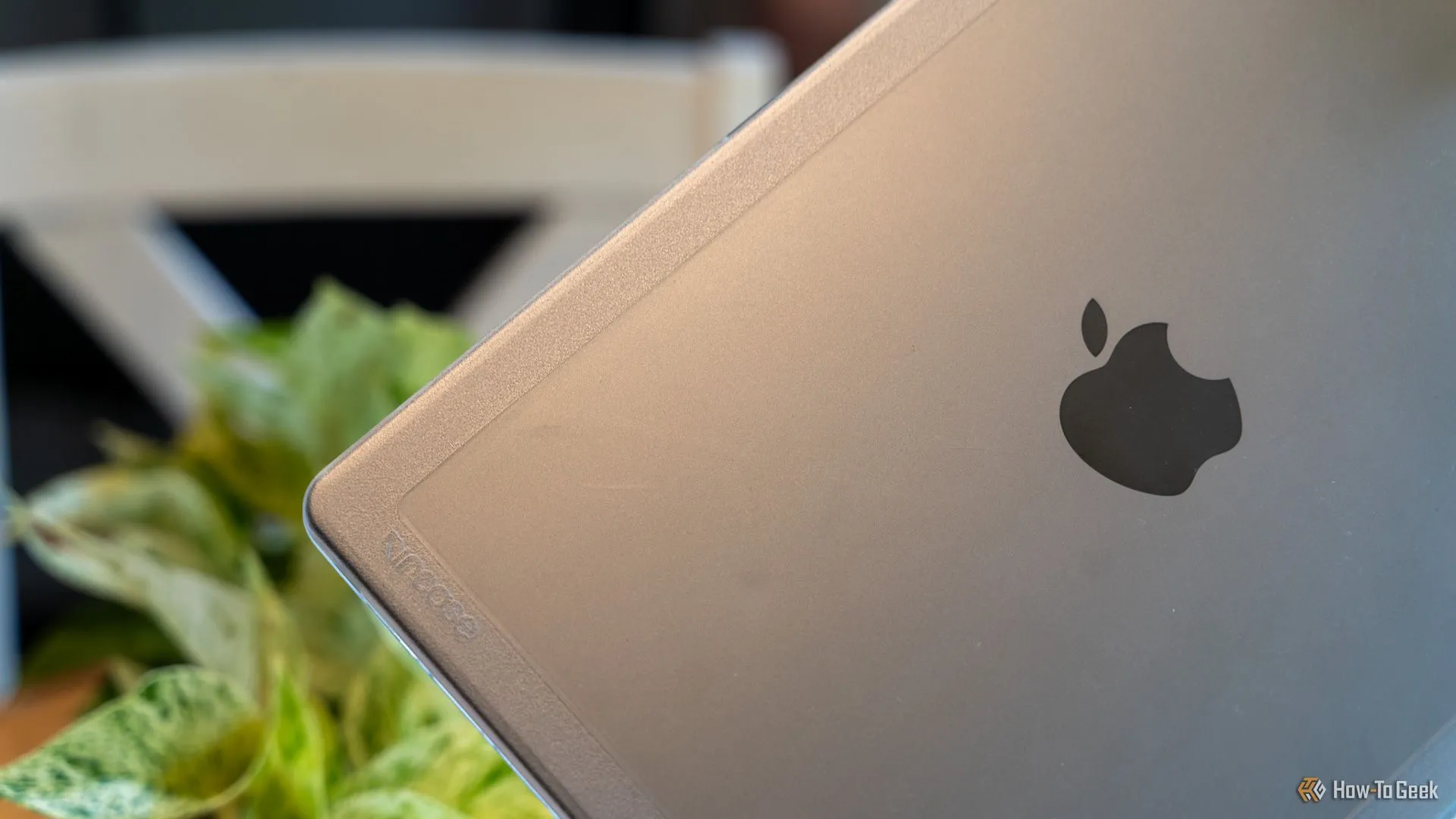 Logo Incase trên ốp Edge Hardshell Case, cho thấy sự vừa vặn hoàn hảo với logo Apple trên MacBook Pro.