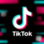 Logo TikTok trên nền đen với hiệu ứng màu xanh, trắng và tím mờ, minh họa thuật toán cá nhân hóa nội dung.
