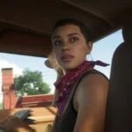 Lucia đang cầm tiền mặt và nhìn lại từ băng ghế sau một chiếc xe trong Grand Theft Auto VI
