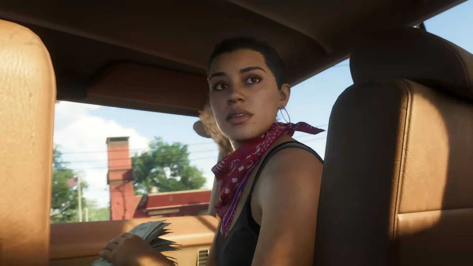 Lucia đang cầm tiền mặt và nhìn lại từ băng ghế sau một chiếc xe trong Grand Theft Auto VI