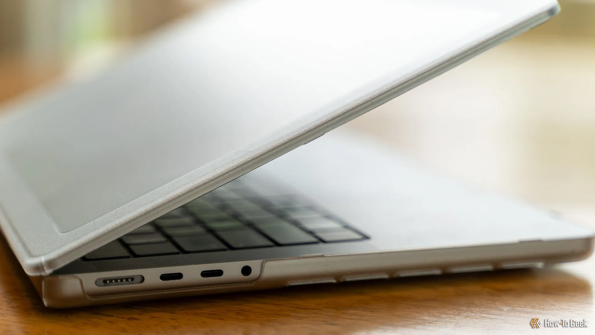 MacBook Pro 14 inch với ốp Incase Edge Hardshell Case, các cổng USB-C và MagSafe vẫn dễ dàng truy cập và được bảo vệ.