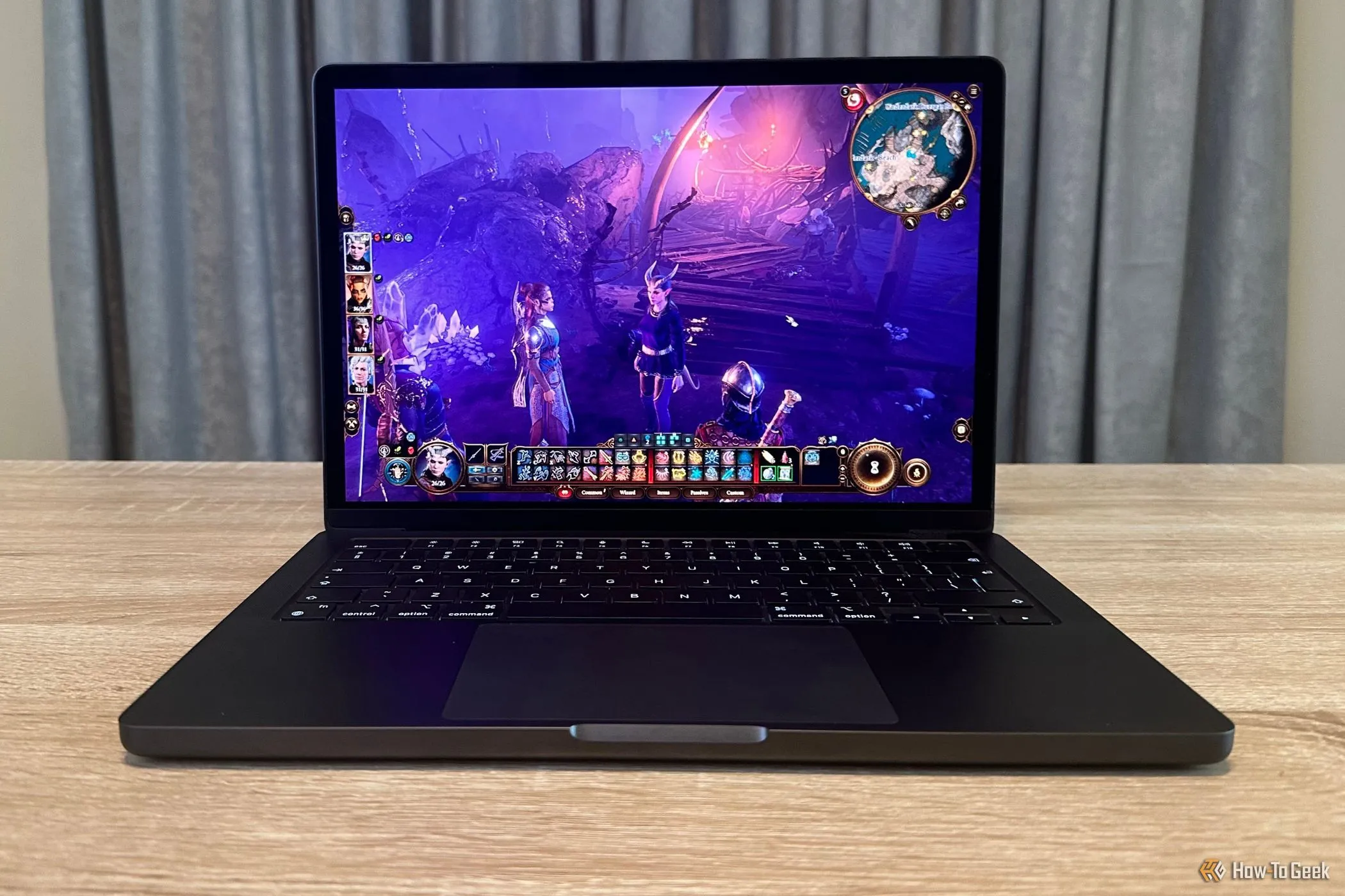 MacBook Pro trang bị chip Apple M4 Pro đang chạy tựa game AAA nổi tiếng Baldur's Gate 3, cho thấy khả năng chơi game vượt trội của Mac.