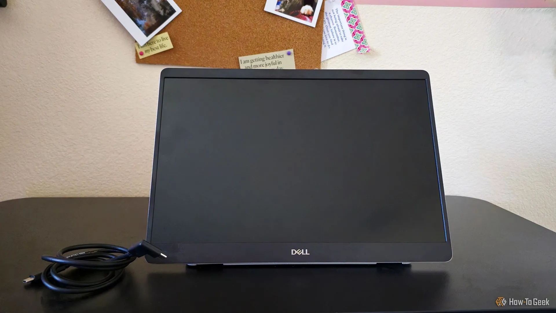 Màn hình Dell Pro 14 Plus tắt, đặt trên bàn làm việc cho thấy cổng kết nối tiện lợi.