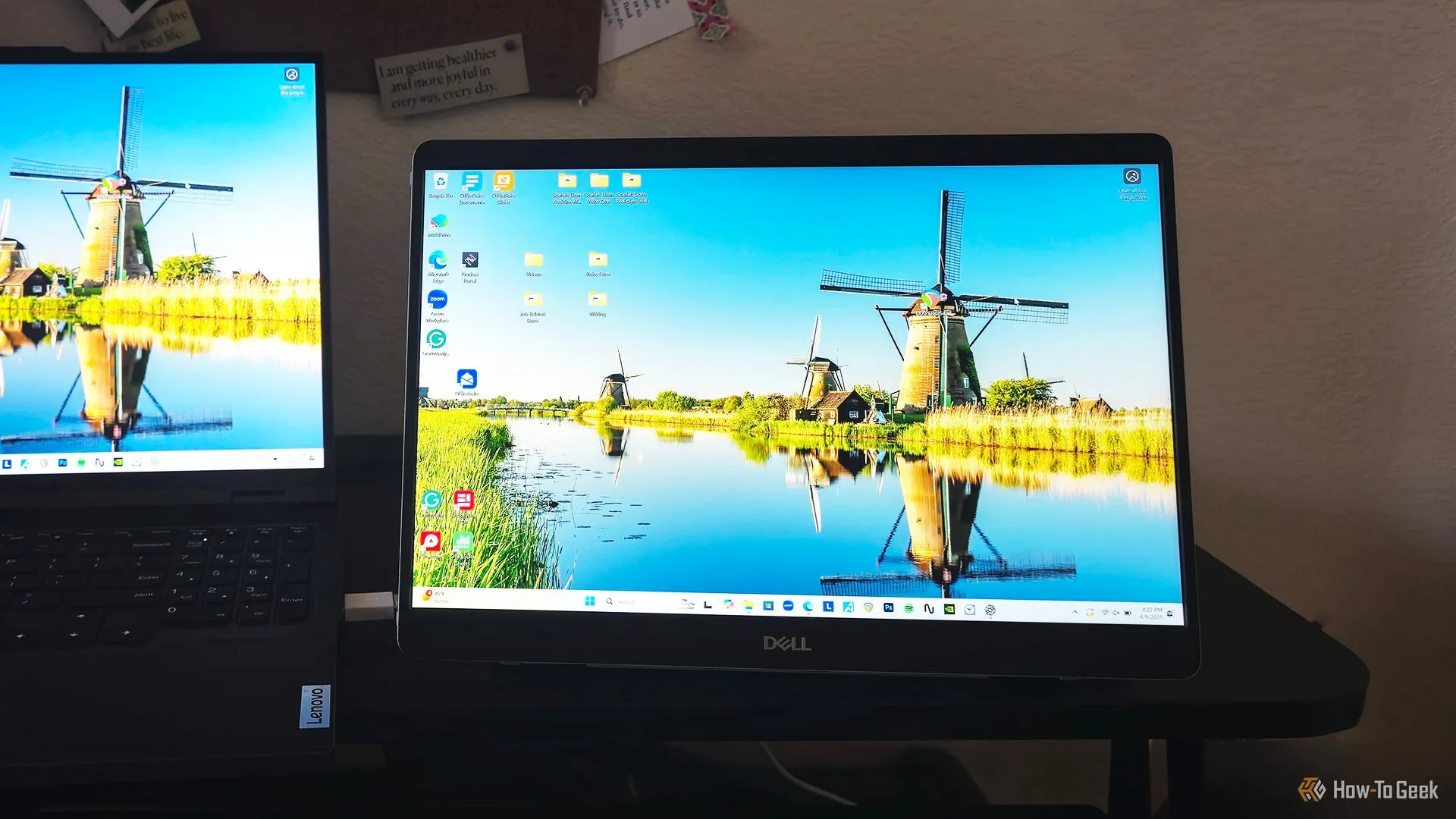 Màn hình di động Dell Pro 14 Plus kết nối và phản chiếu nội dung từ laptop.