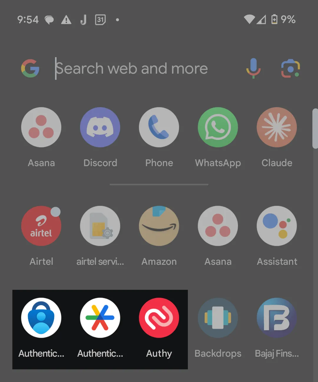 Màn hình điện thoại hiển thị các ứng dụng xác thực 2FA phổ biến như Google Authenticator và Authy, minh họa phương pháp bảo mật tài khoản hiệu quả