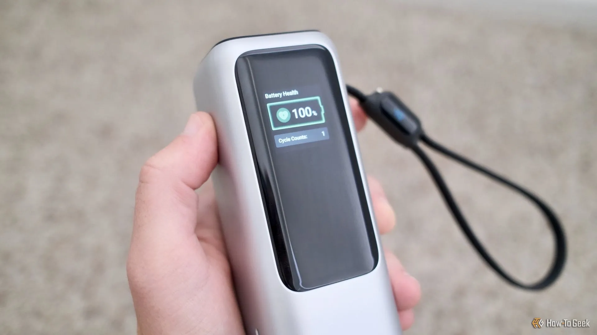 Màn hình hiển thị thông minh của Anker Power Bank 25K cho thấy trạng thái pin và nhiệt độ