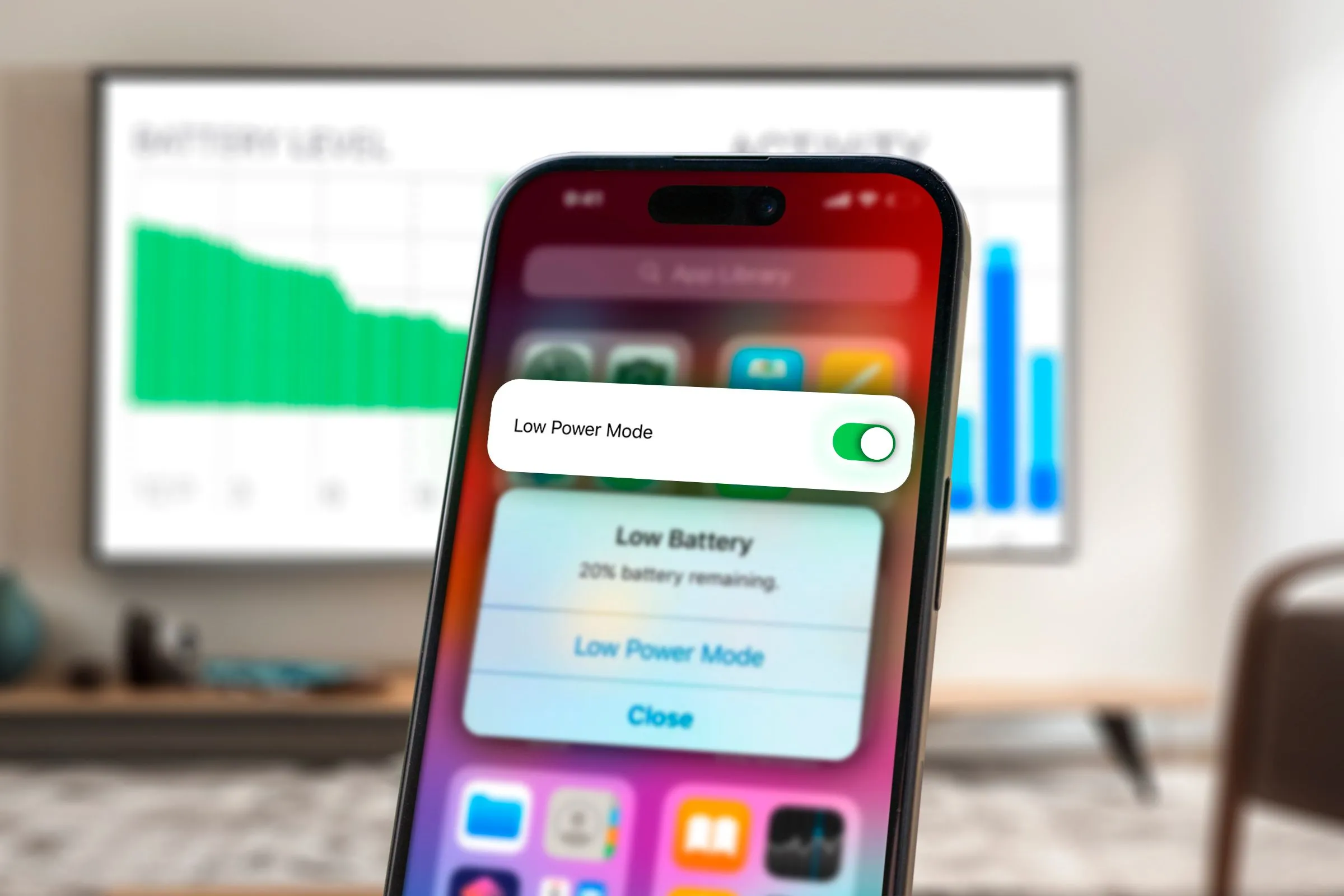 Màn hình iPhone hiển thị cảnh báo pin yếu cùng biểu tượng chế độ Nguồn điện thấp (Low Power Mode) được kích hoạt.