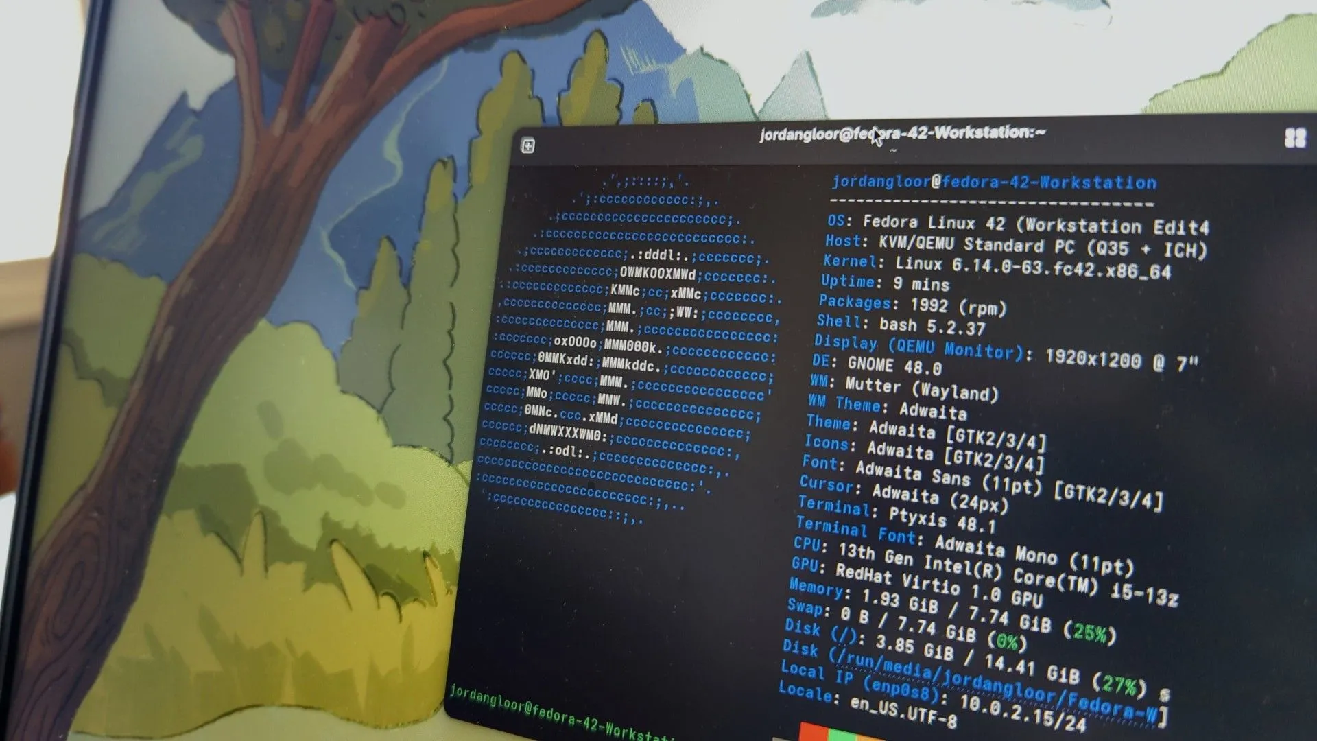 Màn hình laptop hiển thị hệ điều hành Fedora Linux 42 với cửa sổ terminal đang mở.