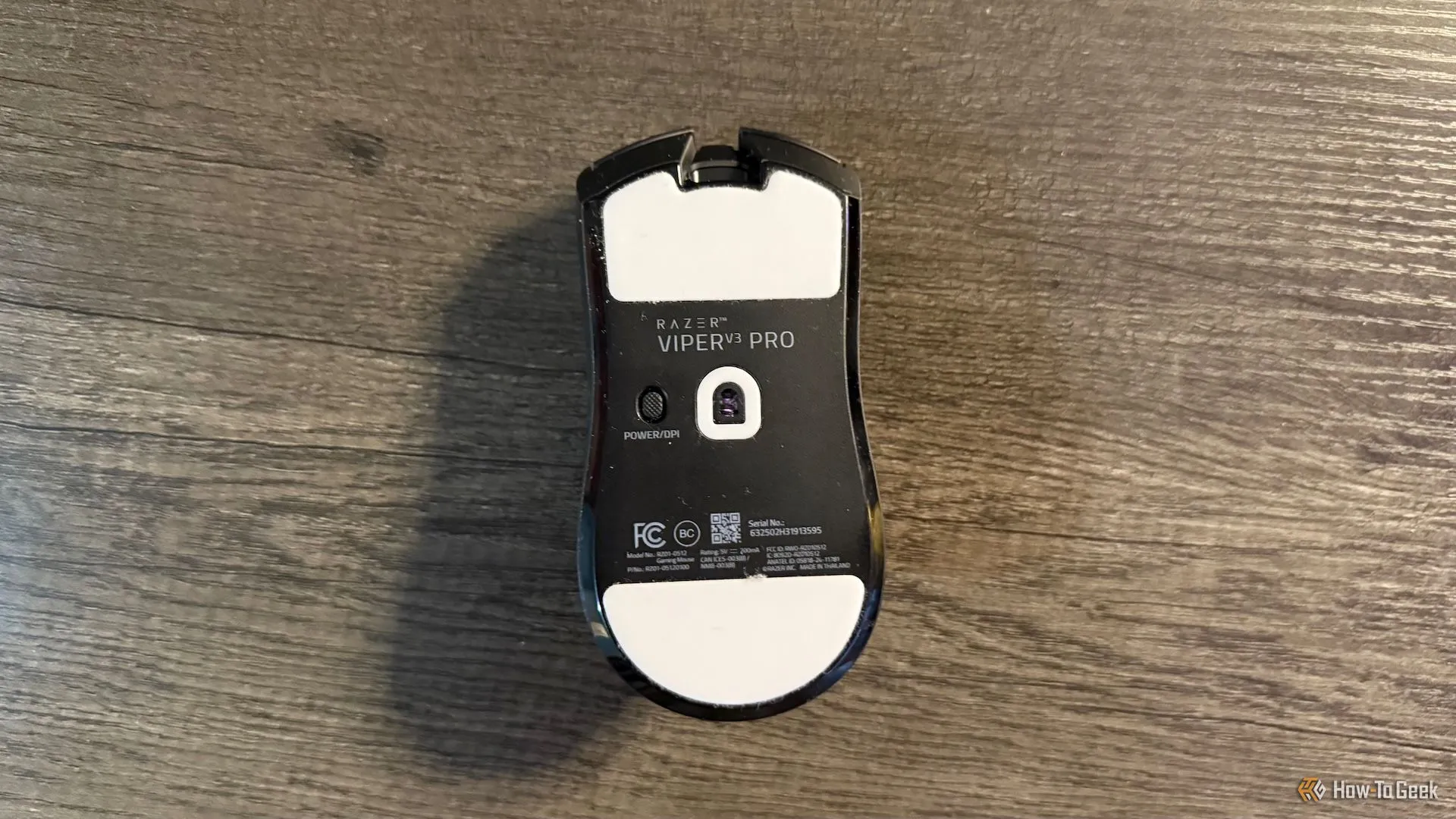 Mặt đáy chuột Razer Viper V3 Pro hiển thị các feet chuột lớn, mượt mà và nút chuyển đổi DPI tiện lợi.