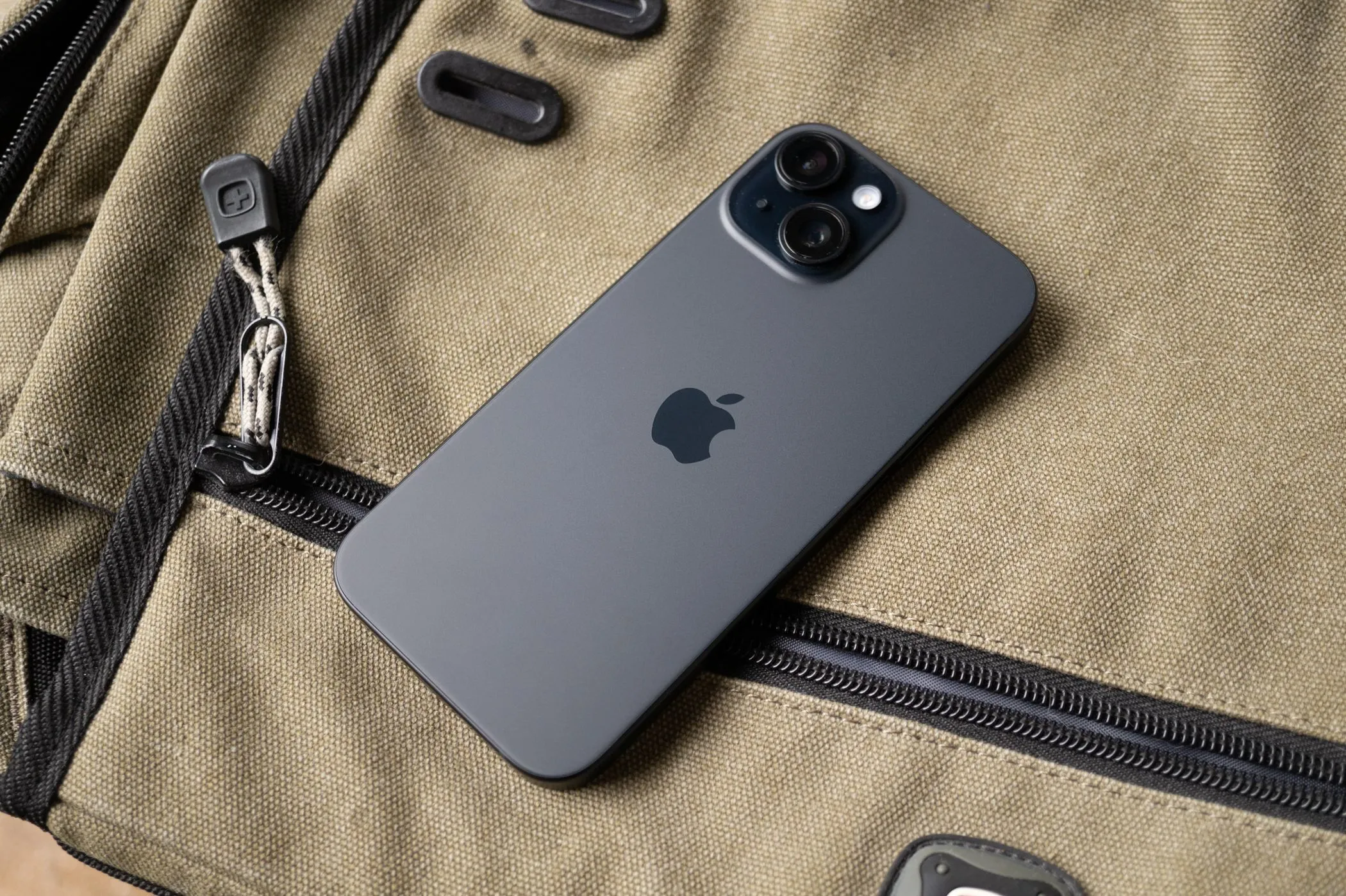 Mặt lưng của điện thoại Apple iPhone 15 màu hồng, nổi bật với cụm camera kép và cổng USB-C