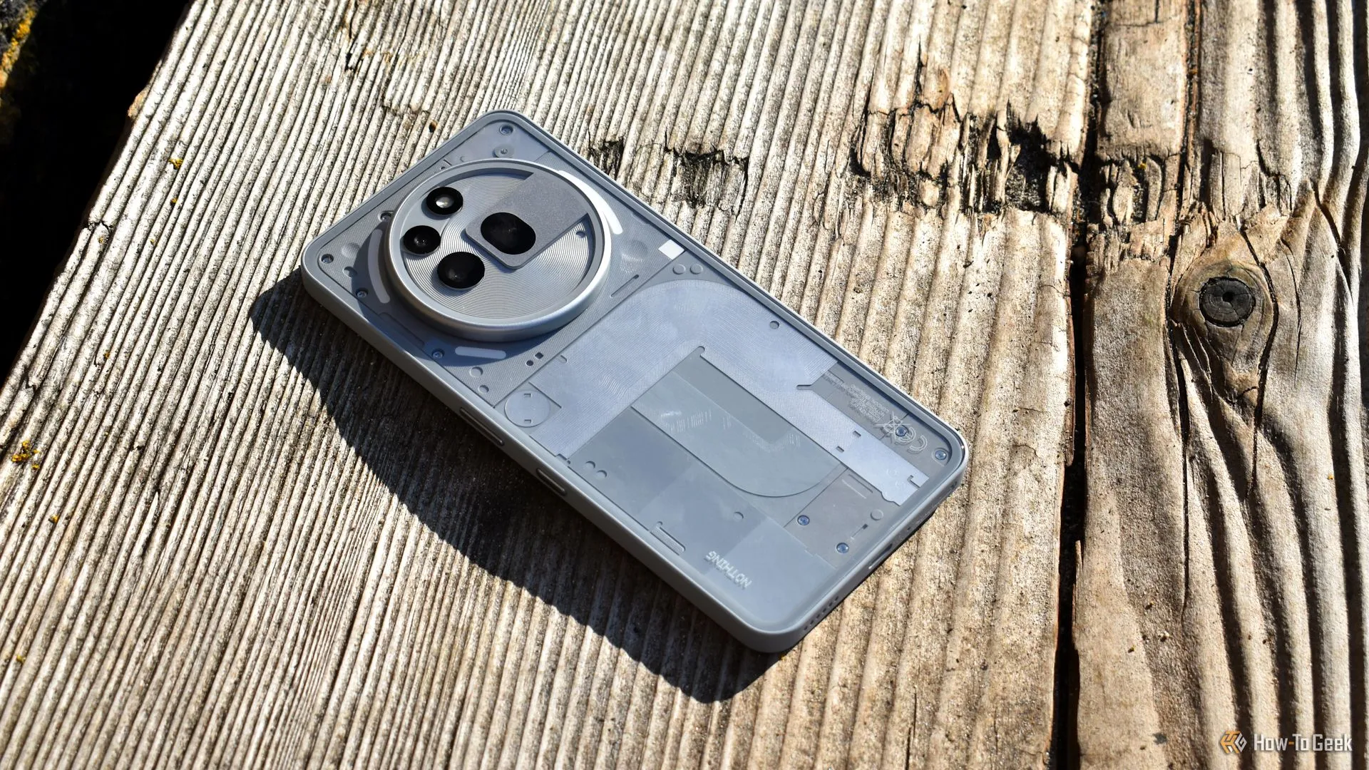 Mặt lưng Nothing Phone 3a Pro màu đen với cụm camera dọc và đèn Glyph
