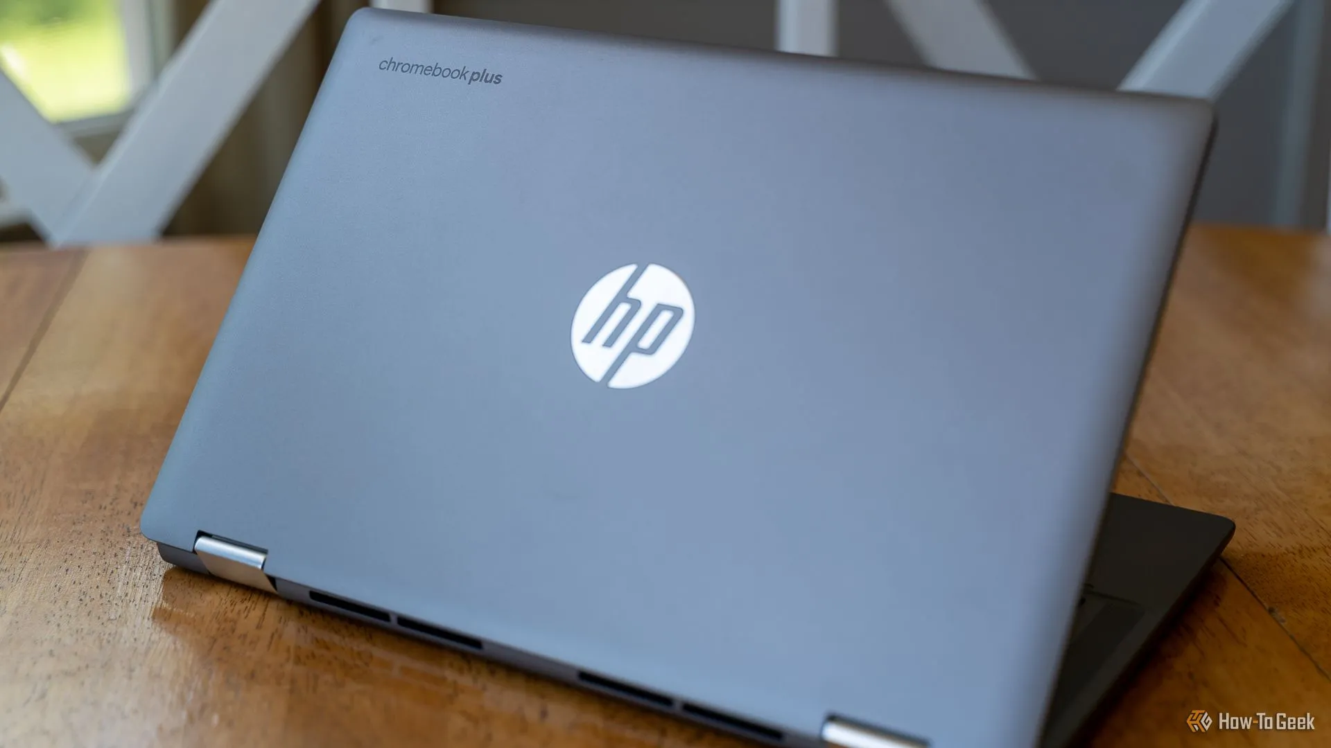 Mặt ngoài của chiếc HP Chromebook Plus x360 14b, thể hiện thiết kế cao cấp.