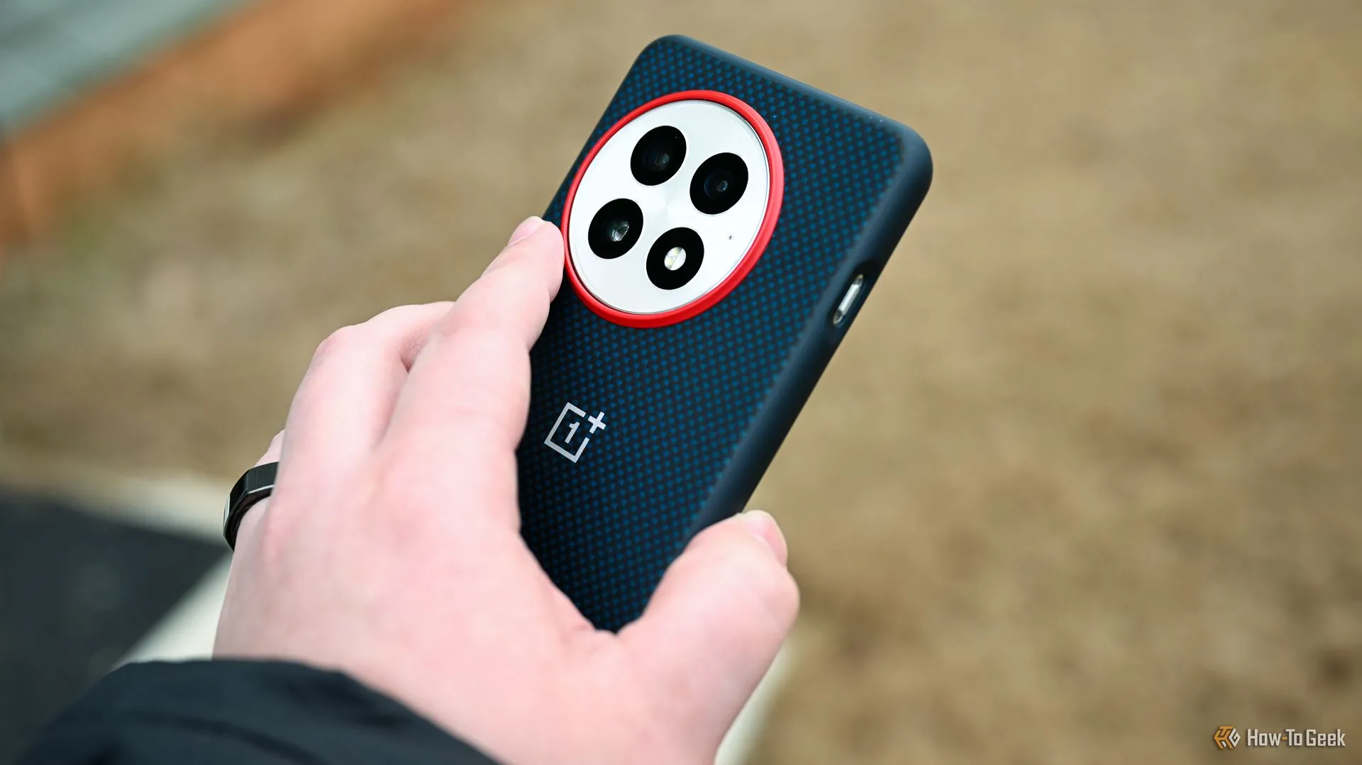 Mặt sau điện thoại OnePlus 13 đang đeo ốp lưng, có thể gây ảnh hưởng đến chất lượng sóng điện thoại.
