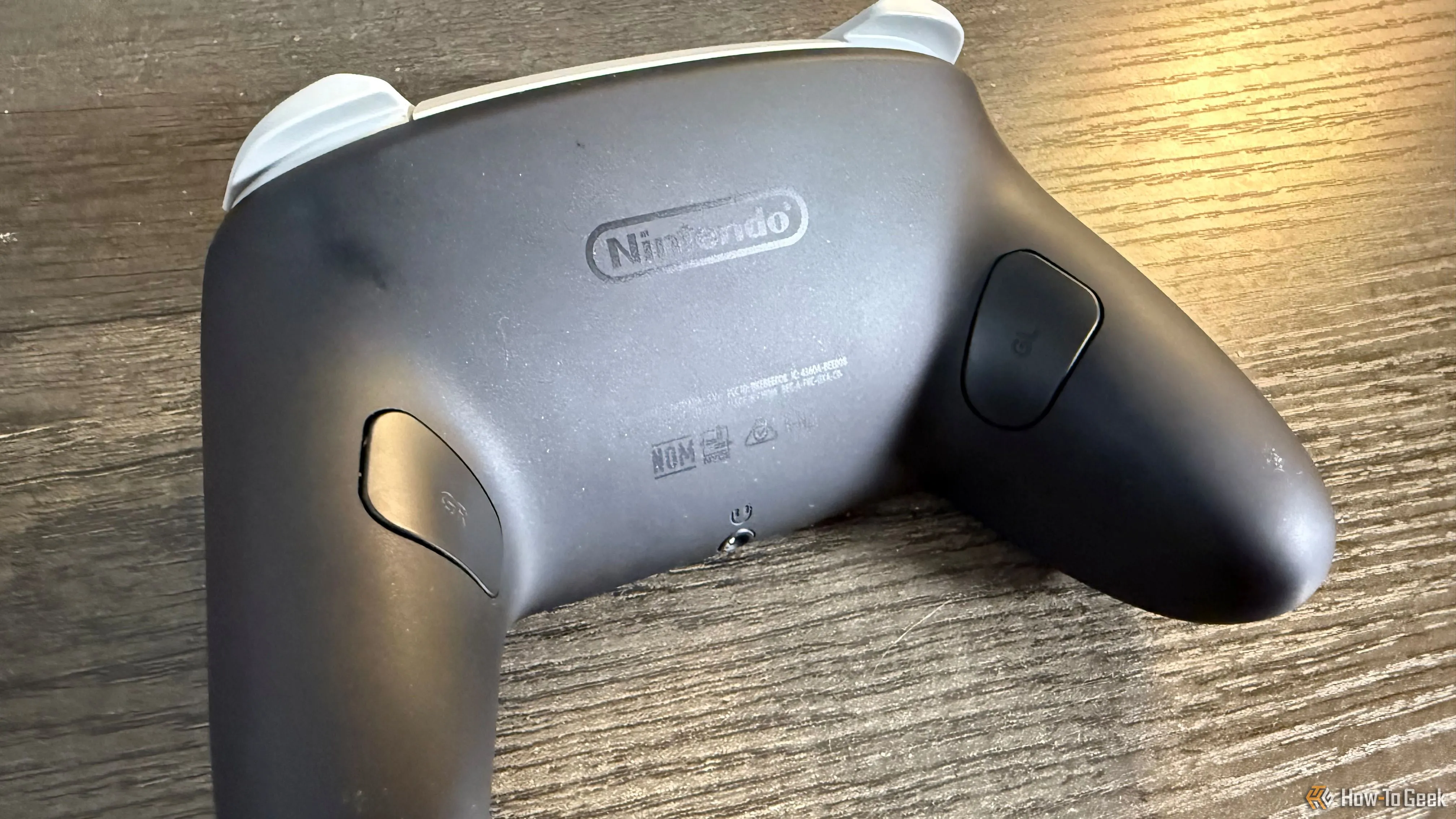 Mặt sau tay cầm Nintendo Switch 2 Pro và hai phím phụ có thể tùy chỉnh