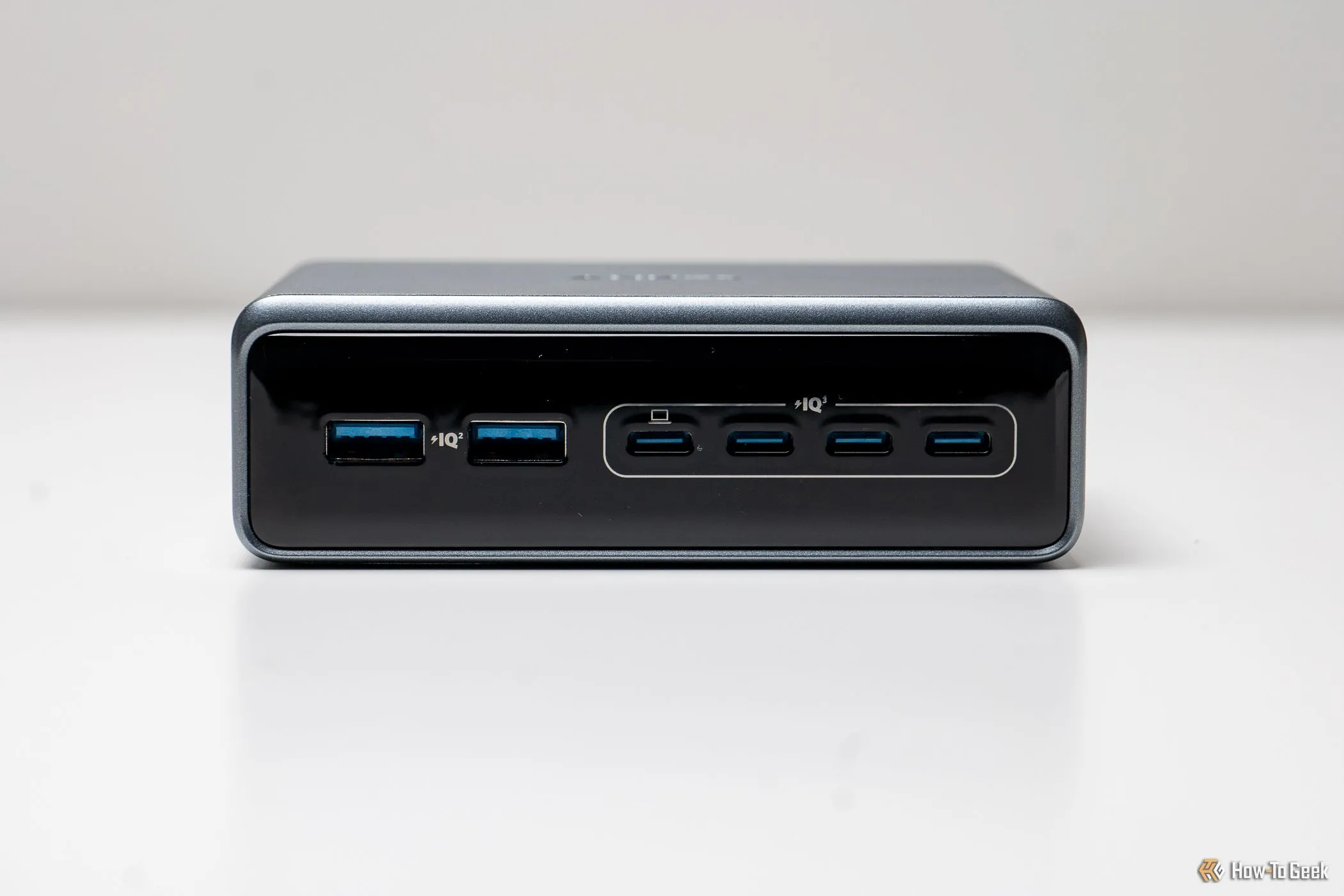 Mặt trước của bộ sạc Anker Prime 6-in-1 với bốn cổng USB-C và hai cổng USB-A