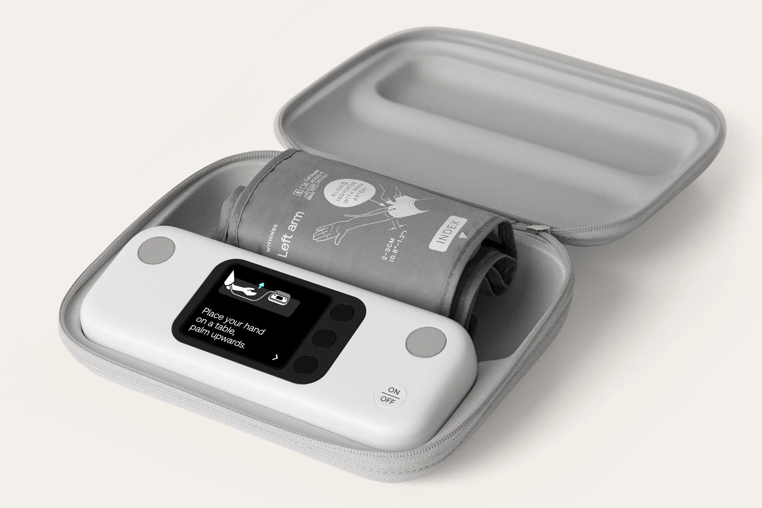 Máy đo huyết áp Withings BPM Vision và vòng bít nằm trong hộp đựng mở