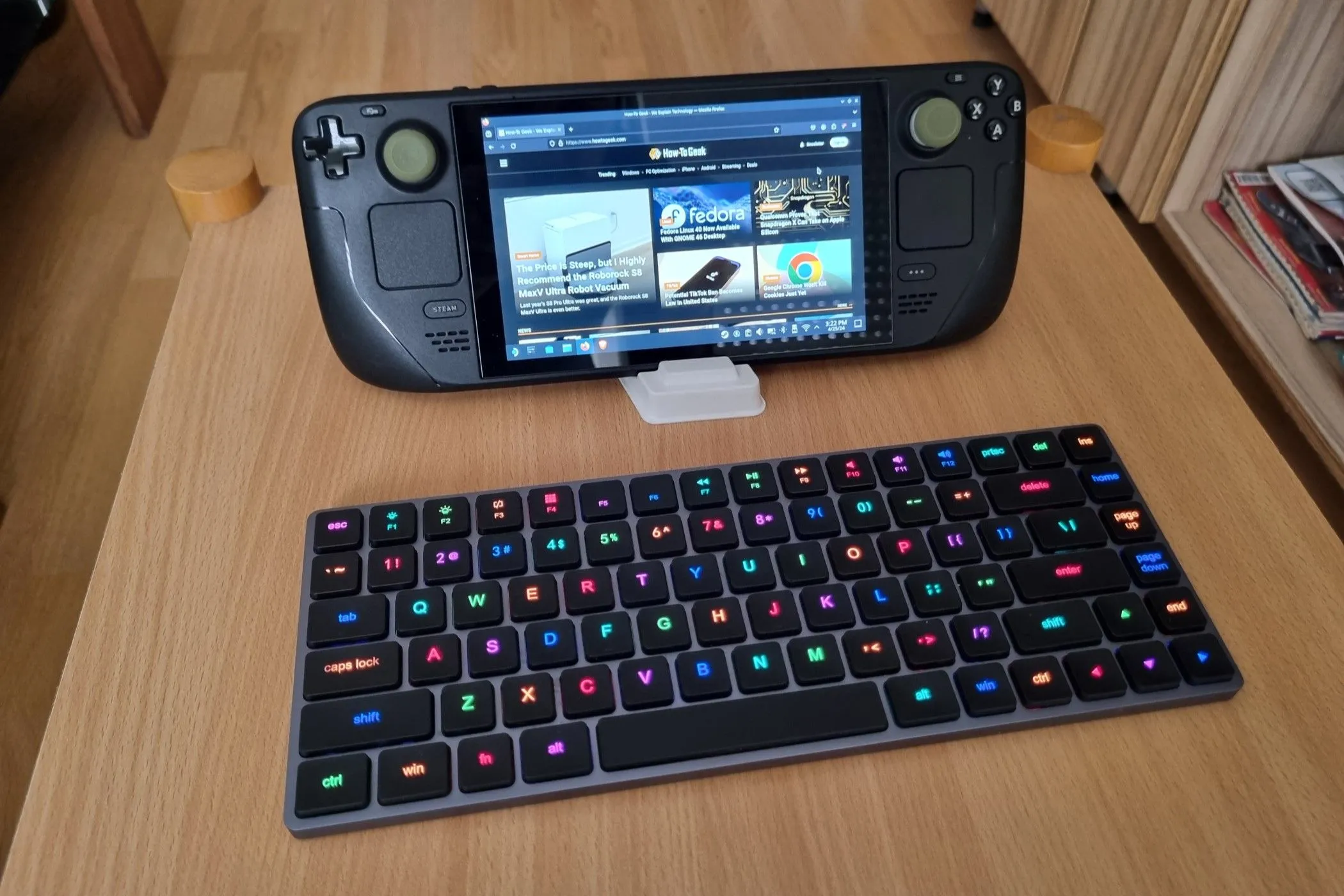 Máy Steam Deck được kết nối với bàn phím không dây, thể hiện khả năng hoạt động như một máy tính cá nhân.
