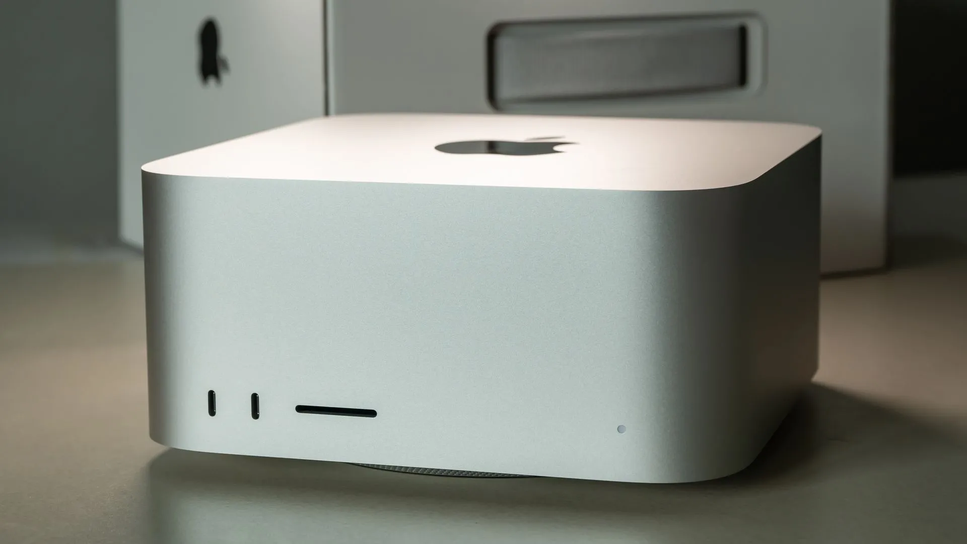 Máy tính Mac Studio trên bàn làm việc.