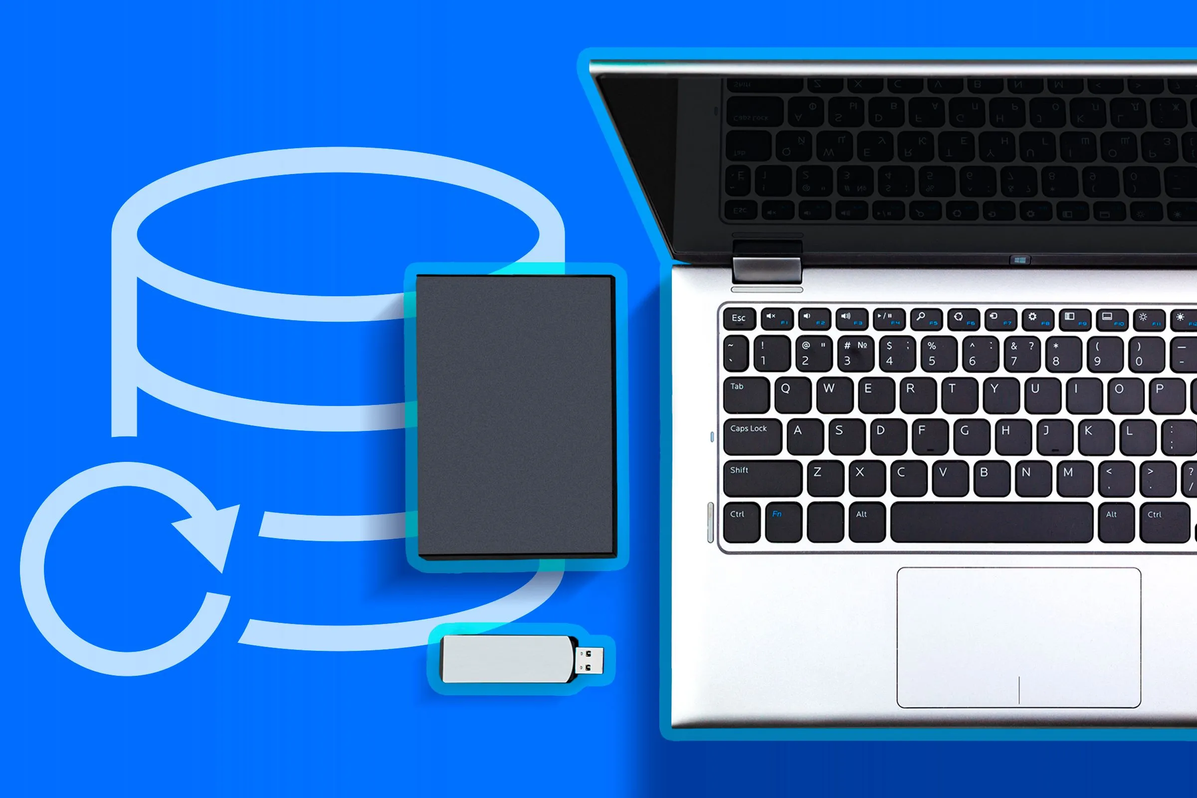 Máy tính xách tay đặt cạnh ổ cứng di động và USB, cùng biểu tượng sao lưu, minh họa các phương pháp lưu trữ dữ liệu dự phòng quan trọng