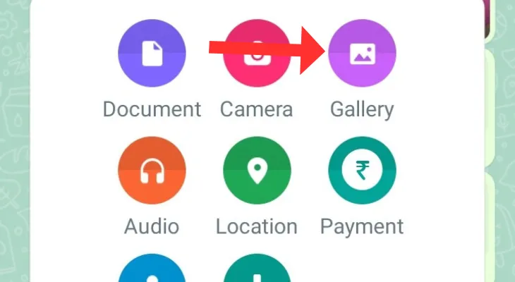 Menu đính kèm của WhatsApp với mũi tên chỉ vào tùy chọn Thư viện