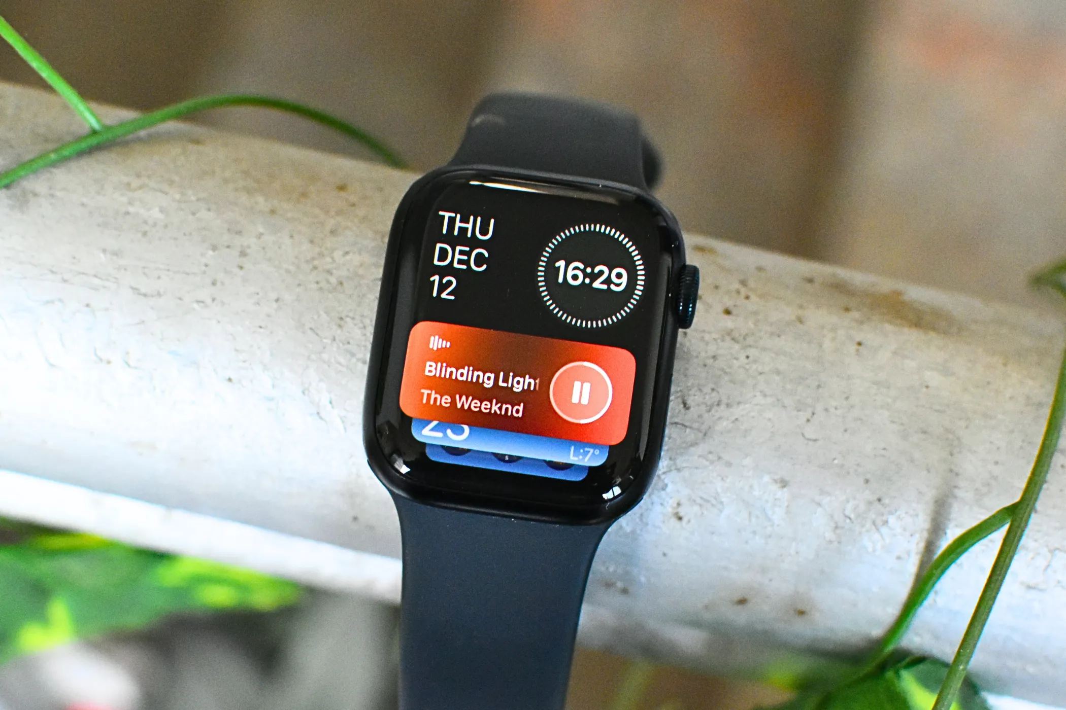 Một chiếc Apple Watch trên cổ tay hiển thị giao diện mặt đồng hồ với các hoạt động trực tiếp
