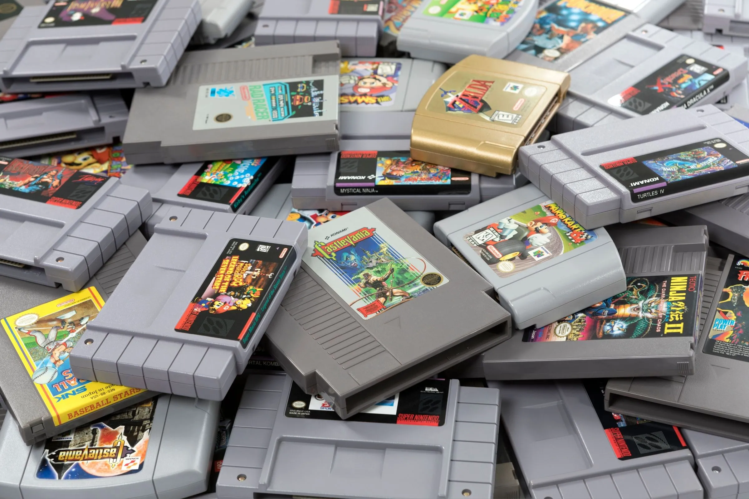 Một chồng lớn băng game Nintendo, biểu tượng cho sự ra đời của băng game hoán đổi trên các thế hệ console đầu tiên