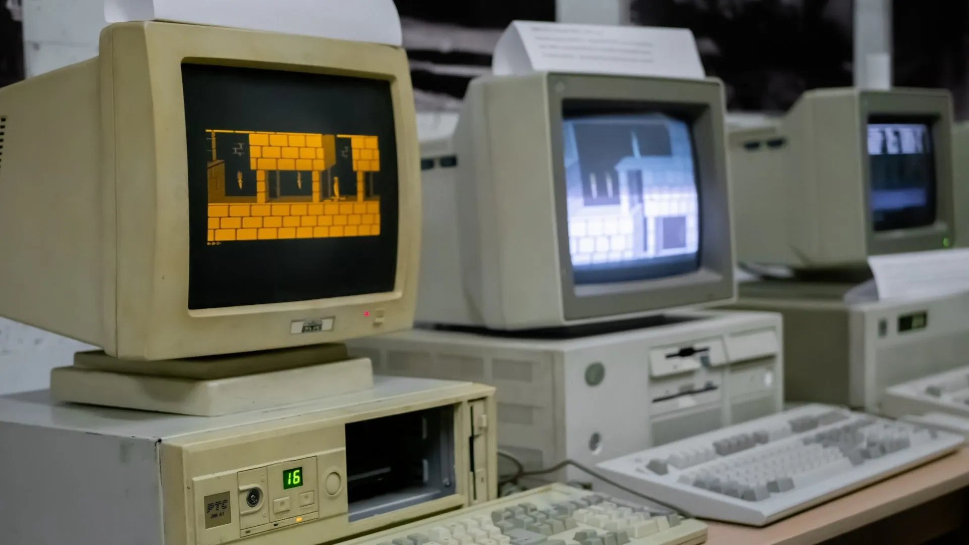Một máy tính cá nhân chạy hệ điều hành MS-DOS cổ điển, nơi Linus Torvalds đã dành thời gian lập trình và chơi game trước khi Linux ra đời.