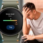 Một người đàn ông trẻ đang trầm tư, có vẻ căng thẳng, bên cạnh là chiếc đồng hồ Galaxy Watch, minh họa tác động của mạng xã hội đến sức khỏe tinh thần.
