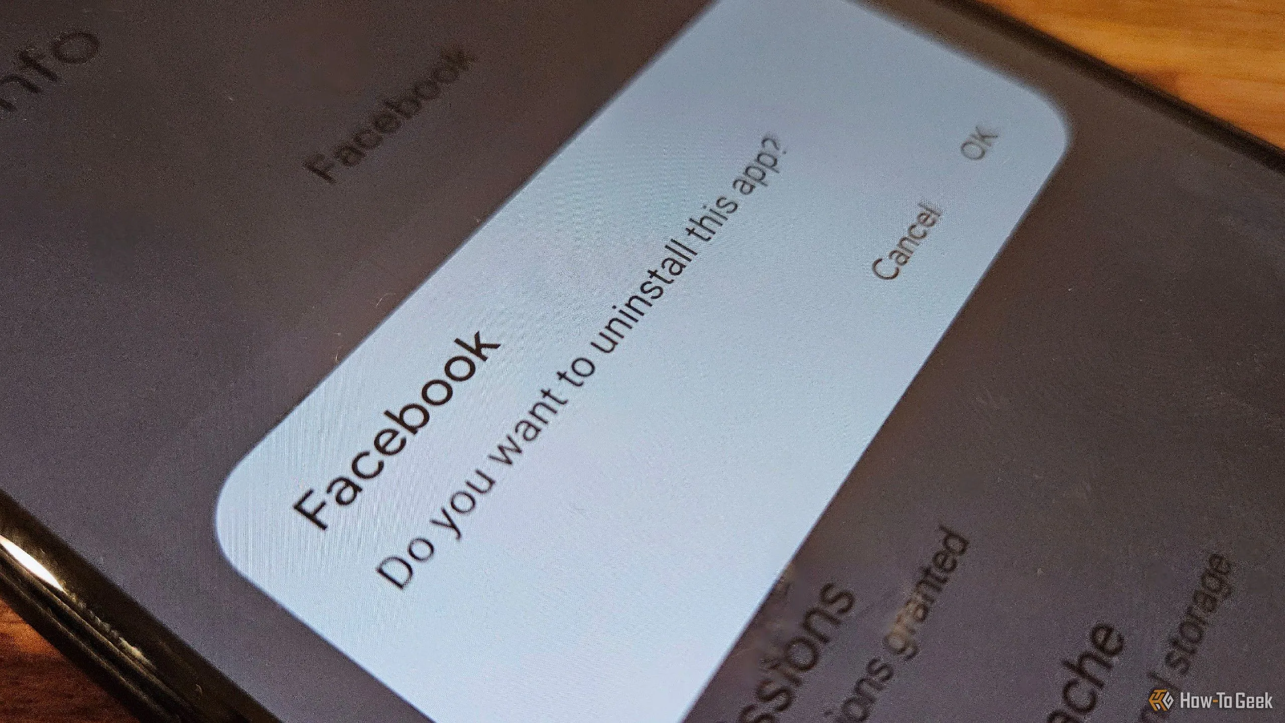 Một thông báo hỏi người dùng có muốn gỡ cài đặt ứng dụng Facebook trên Android.