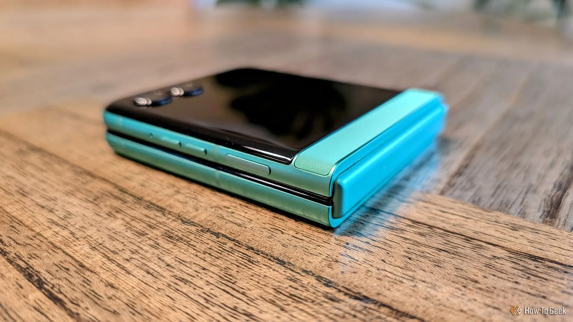 Moto Razr 2025 khi gập lại, cho thấy kích thước nhỏ gọn