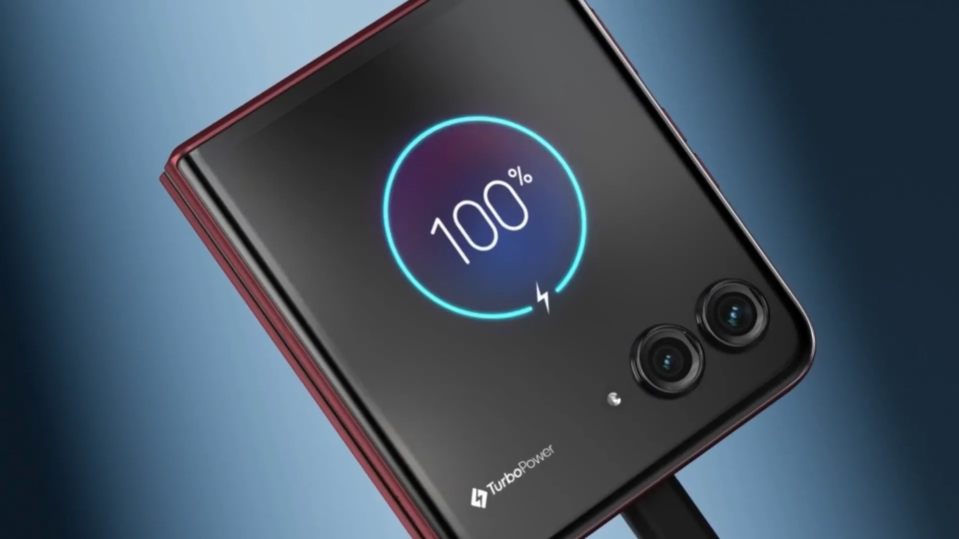 Moto Razr Ultra (2025) đang sạc với hiển thị 100% pin trên màn hình ngoài