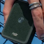 Motorola Razr Ultra (2025) màu Scarab với mặt lưng chất liệu giả da lộn